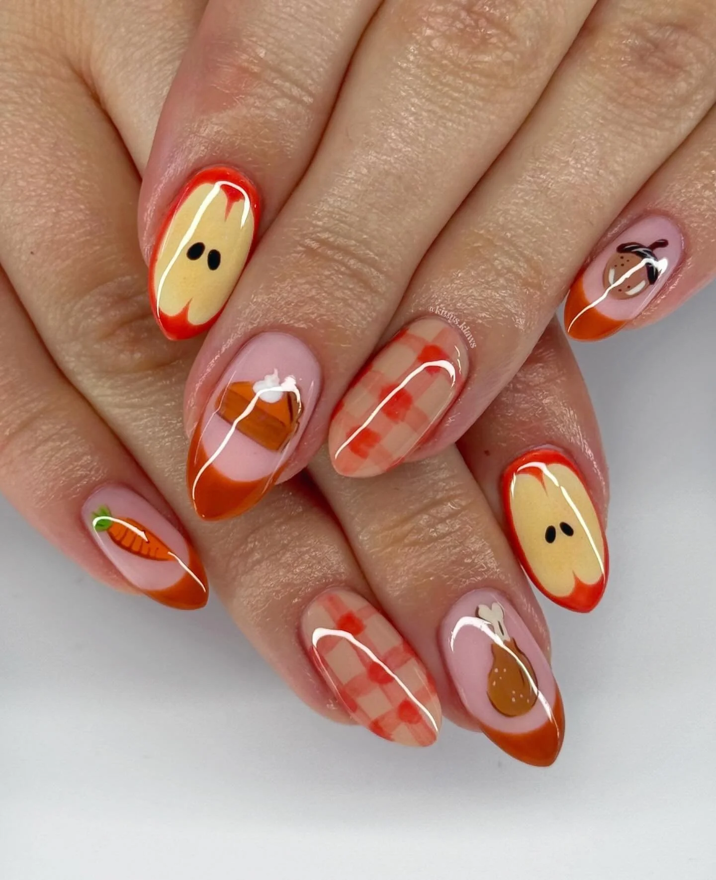 Thankful is an understatement! 🥧🍗🍎✨
.
.
.
.
.
.
.
#thanksgiving #nails #structuredmanicure #thegelbottle #nailart