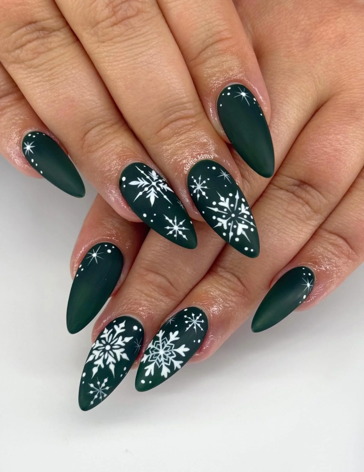 happy holidays! ❄️ so many fun sets this season!
january books open sunday, 12/28 @ 12pm on my stories, first come first serve! be deposit ready!!
.
.
.
.
.
.
.
.
.
.
.
.
.
.
#holidaynails #christmasnails #structuredmanicure #gelx #nailart