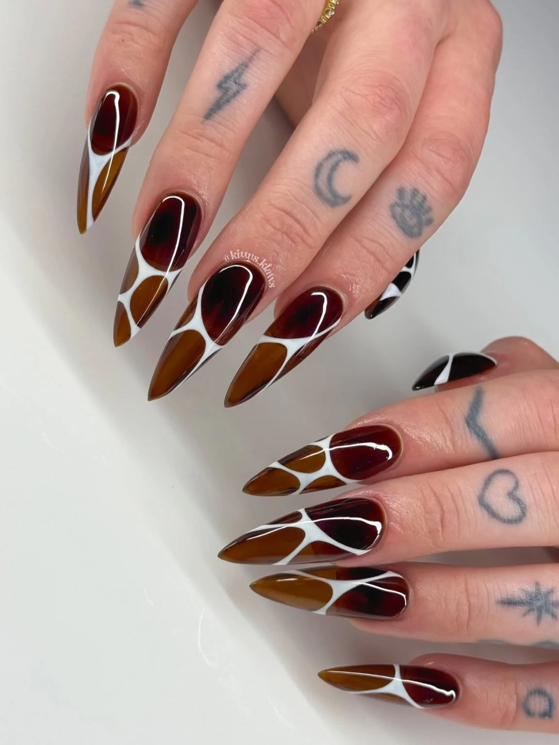 long nails or short nails?💅🏼
.
.
.
.
.
.
.
.
.
#gelx #apresgelx #stilettonails #nailartist #nailart