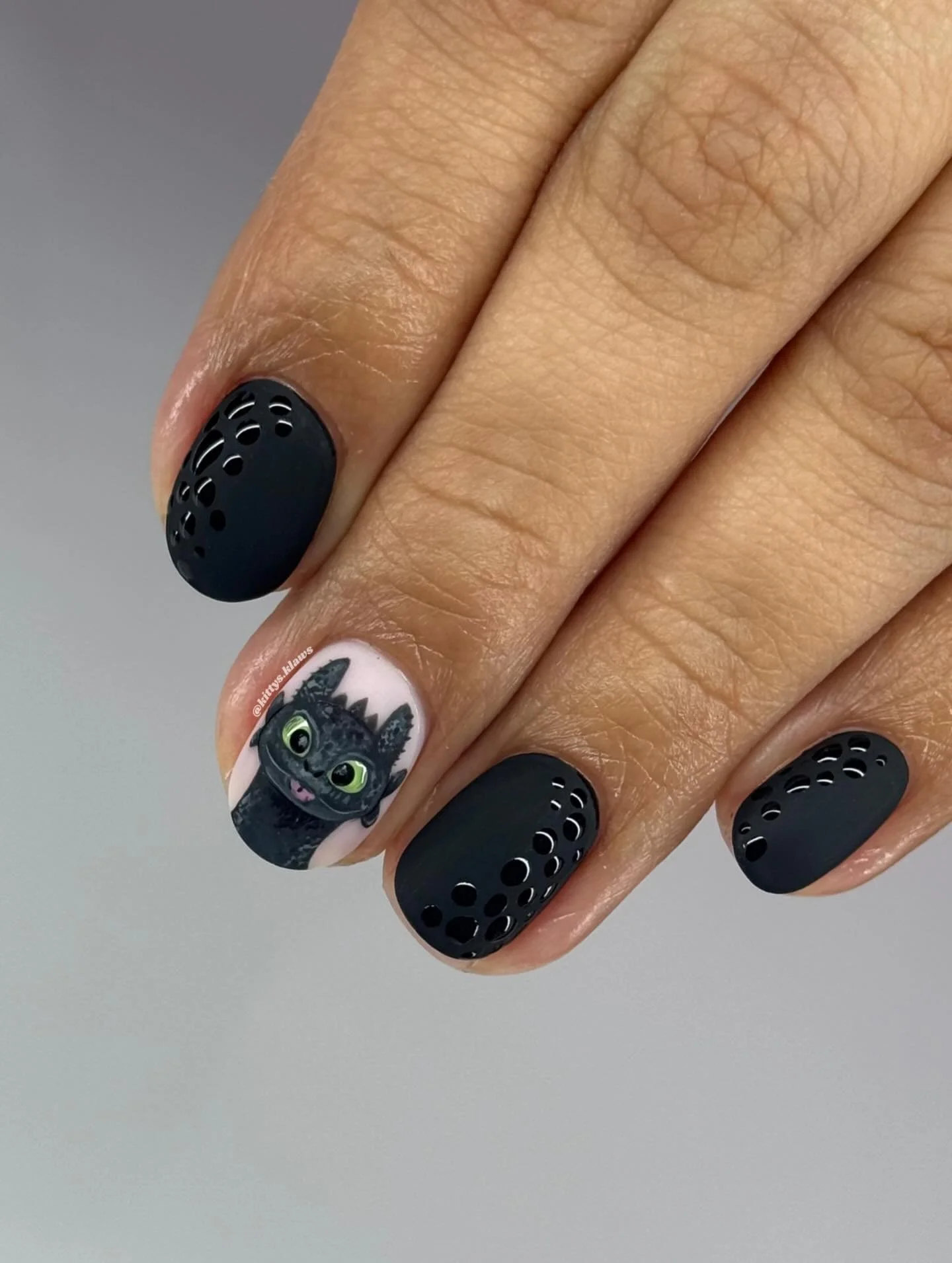 this is not a drill!!! toothless the dragon nails 🖤 #howtotrainyourdragon 
.
.
.
.
.
#nailart #howtotrainyourdragonnails #toothless #toothlessthedragon