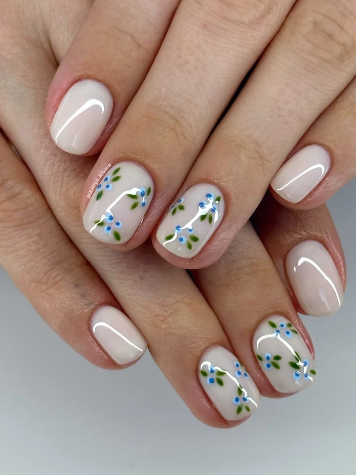 flower power &deg;❀.࿔
.
.
.
.
.
#nails #nailart #structuredmanicure #gelxextensions #flowernails