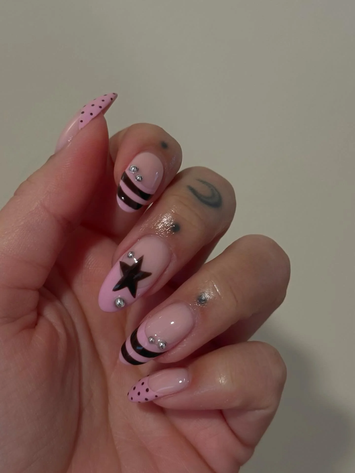 Y2K bobby jack inspired nails on yours truly 🤎
.
.
.
.
.
.
.
#y2k #y2knails #structuredmanicure #nailart #nailsdesign