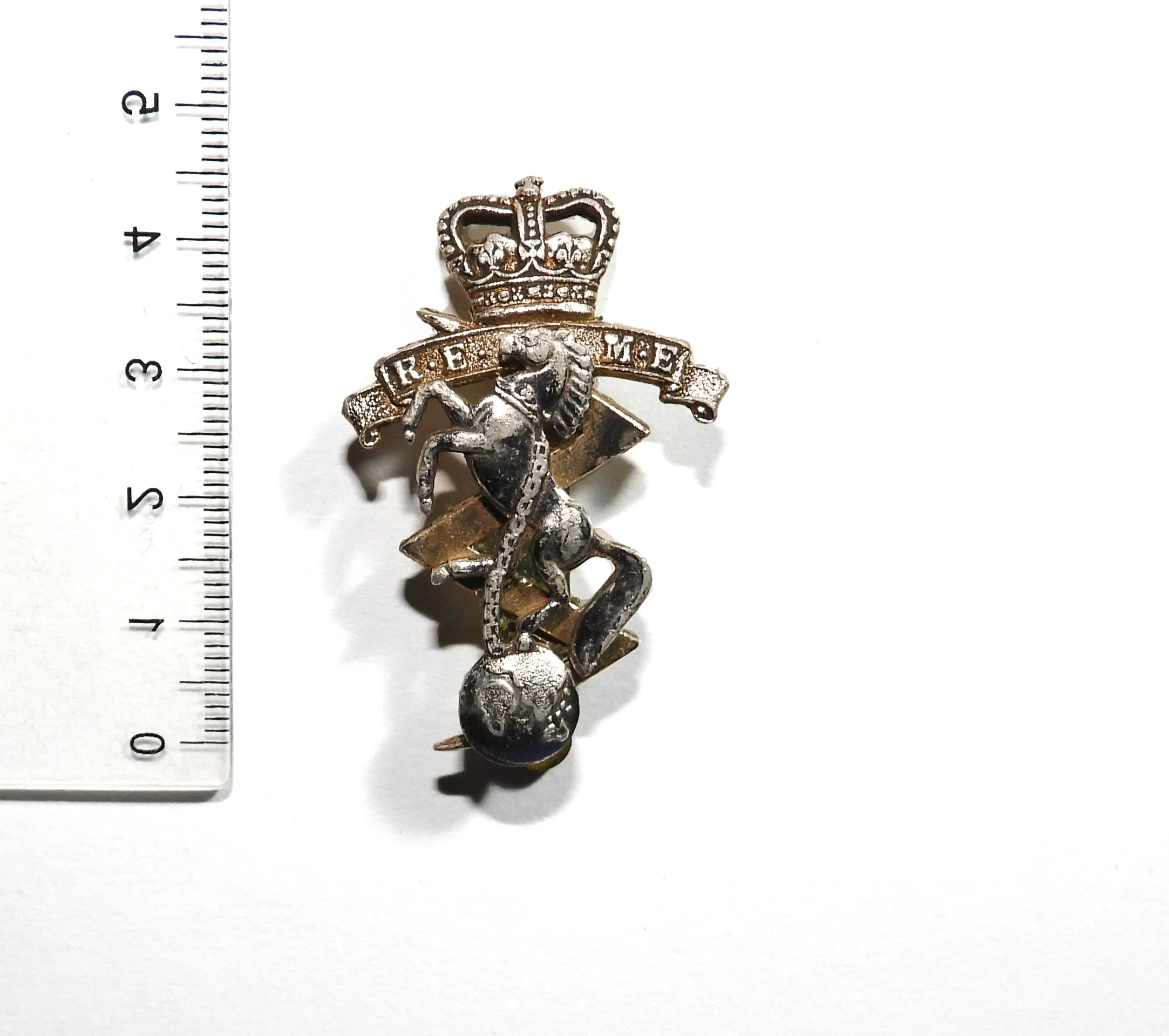Royal Electrical & Mechanical Engineers Cap Badge. United Kingdom.