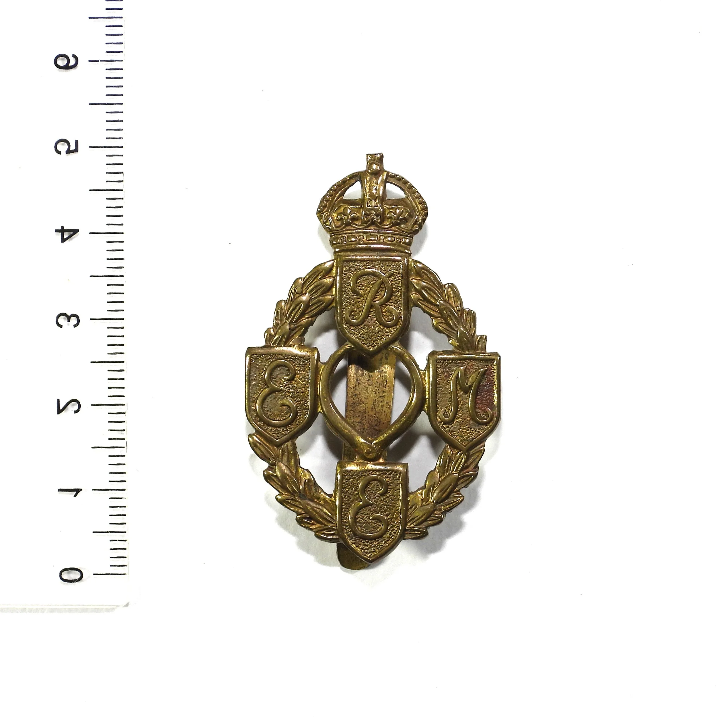 Royal Electrical & Mechanical Engineers Cap Badge. 1st Pattern. British Army, United Kingdom.