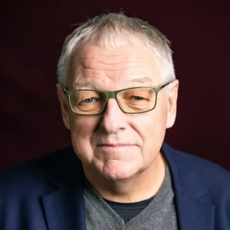 I dag kom den triste nyheten at forfatter Roy Jacobsen har g&aring;tt bort, kun 70 &aring;r gammel. 
Han var en forfatter av mange romaner som kombinerte livets st&oslash;rre sp&oslash;rsm&aring;l sammen med store politiske temaer. Det er trist at ha