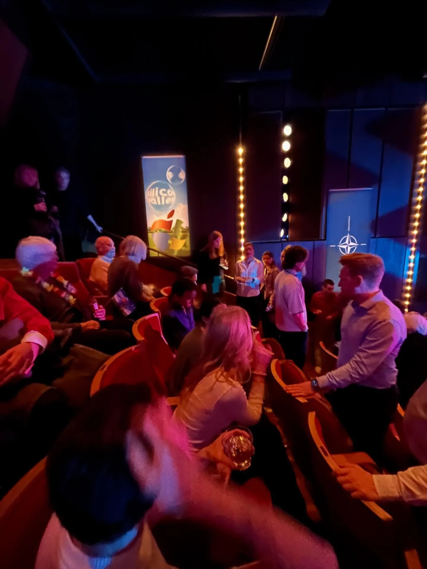 I g&aring;r hadde vi juleavslutning! 💫🎅🏻 Vi spiste et nydelig m&aring;ltid sammen f&oslash;r vi dro p&aring; europavisjonar. For et show! 
Vi sier takk for i &aring;r, og gleder oss allerede til neste semester. Vi er allerede i gang med &aring; pl