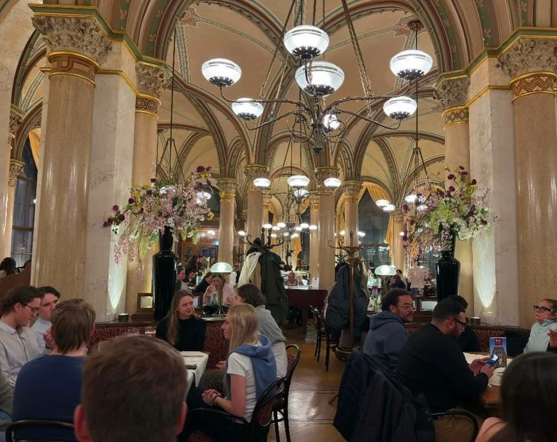 STUDIETUR TIL WIEN 🇦🇹

Takk for en skikkelig bra studietur! 

Vi bes&oslash;kte Norges ambassade i Wien og fikk f&oslash;rst presentasjon av praktikantene ved ambassaden. De fortalte om den politiske situasjonen i &Oslash;sterrike. Vi fikk ogs&arin