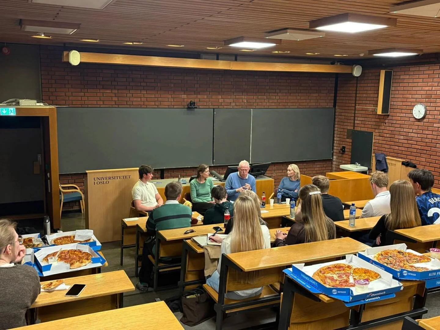 Takk til alle som kom p&aring; arrangementet v&aring;rt i g&aring;r!😁

I samarbeid med YATA Oslo arrangerte vi en spennende panelsamtale med dyktige paneldeltakere som delte innsiktsfulle og engasjerende perspektiver p&aring; EU som institusjon, som