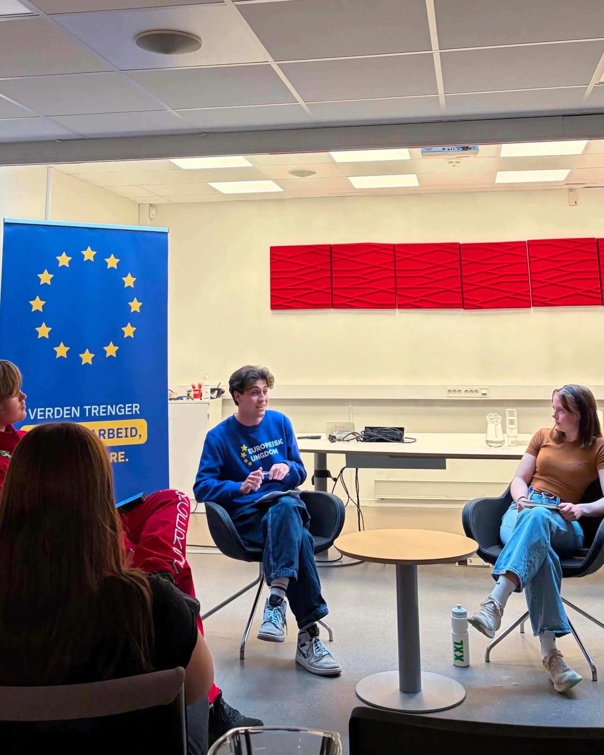 For en str&aring;lende debatt av Siver!🇪🇺

AUF Troms inviterte oss til en EU-debatt mot Ungdom Mot EU &ndash; en god mulighet til &aring; f&aring; medvind i AUF som lenge har v&aelig;rt splittet i sp&oslash;rsm&aring;let om norsk EU medlemskap!

V&