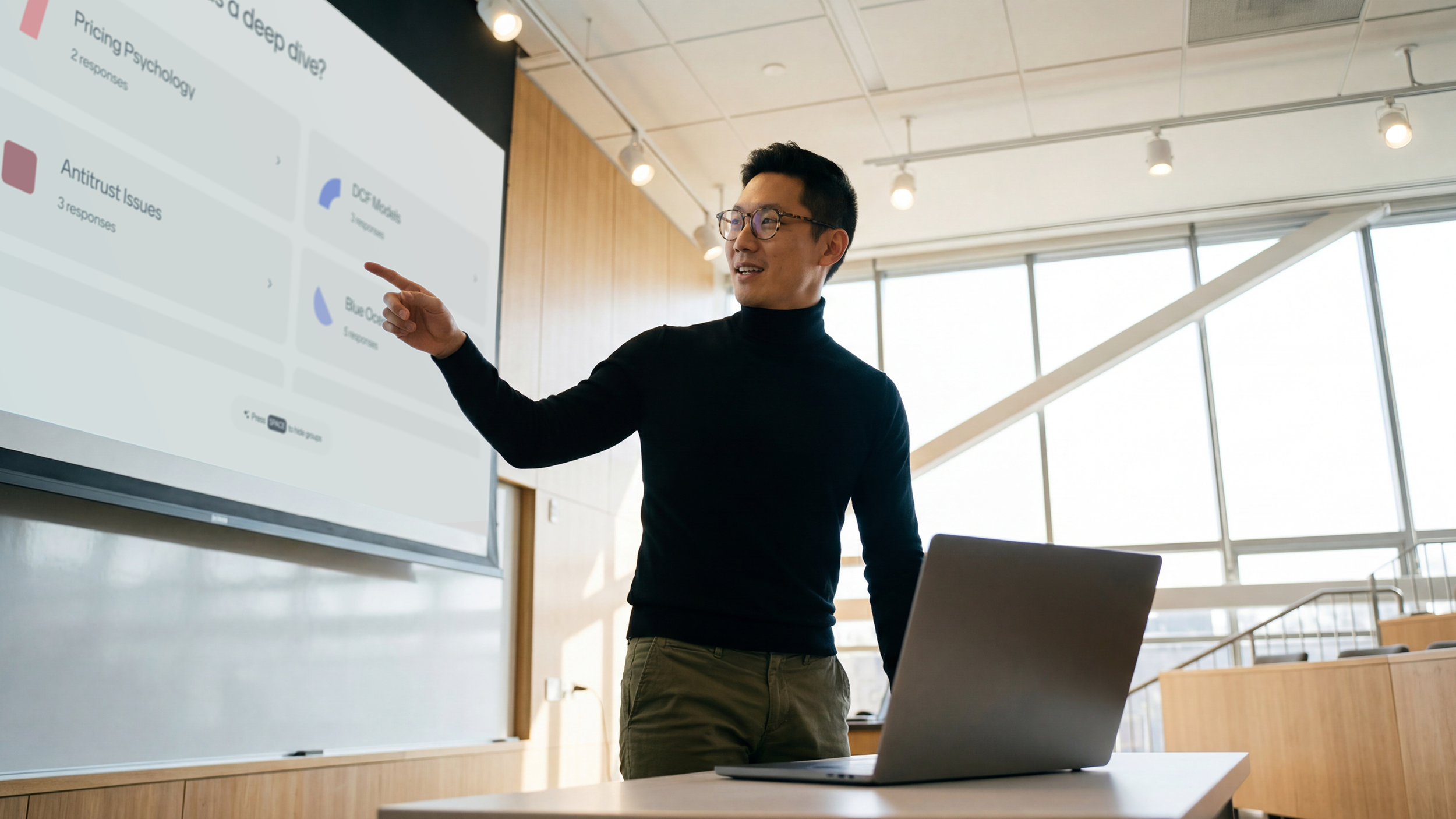 presenter-lecture-mockup 1.png