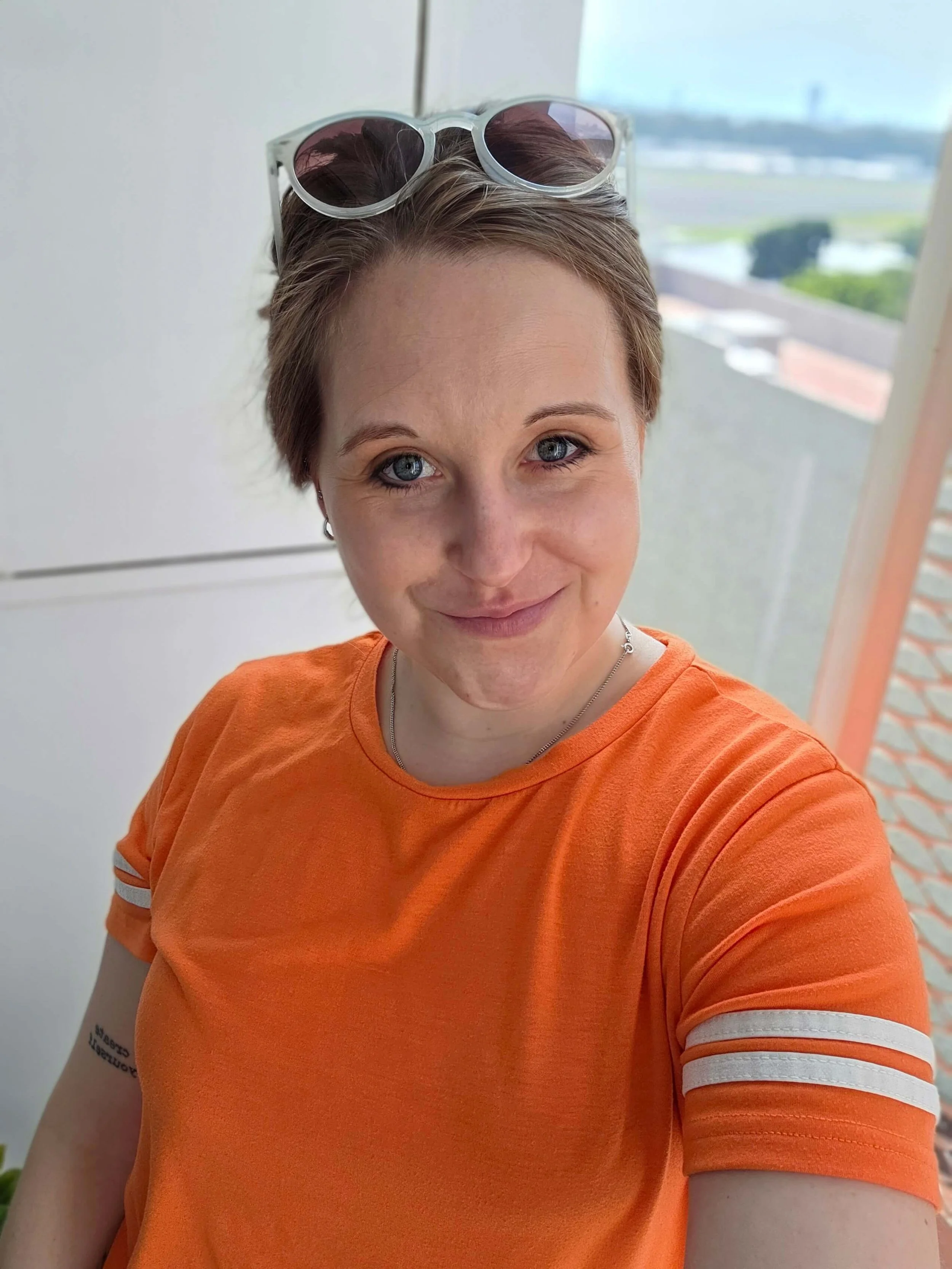 Julie Thomas Selfie mit orangenem T-Shirt