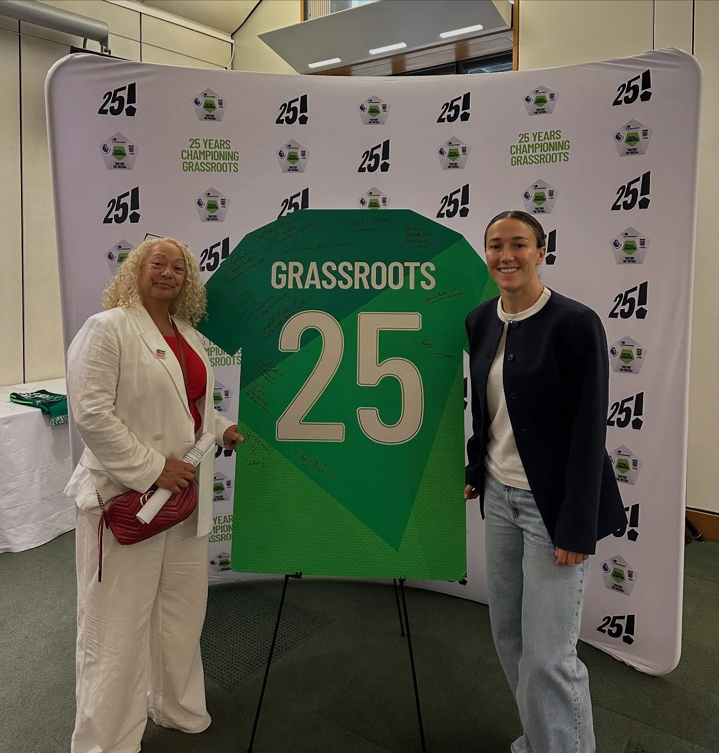 Delighted to meet Lucy Bronze today and pledge my support for grassroots football.
Thanks to the Premier League, the FA and DCMS, the @footballfoundation has given communities great places to play for over 25 years.
