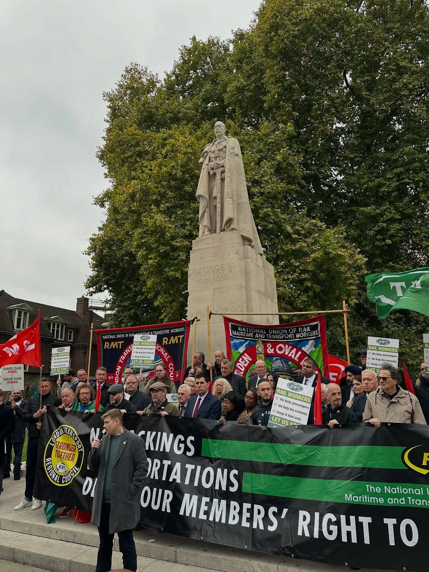 Great show of solidarity with @rmtunion today ✊🏽
These unnecessary changes to the Skilled Worker visa will have a devastating impact - threatening job security, livelihoods & creating gaps in the workforce.
Hundreds of rail and Tube staff are