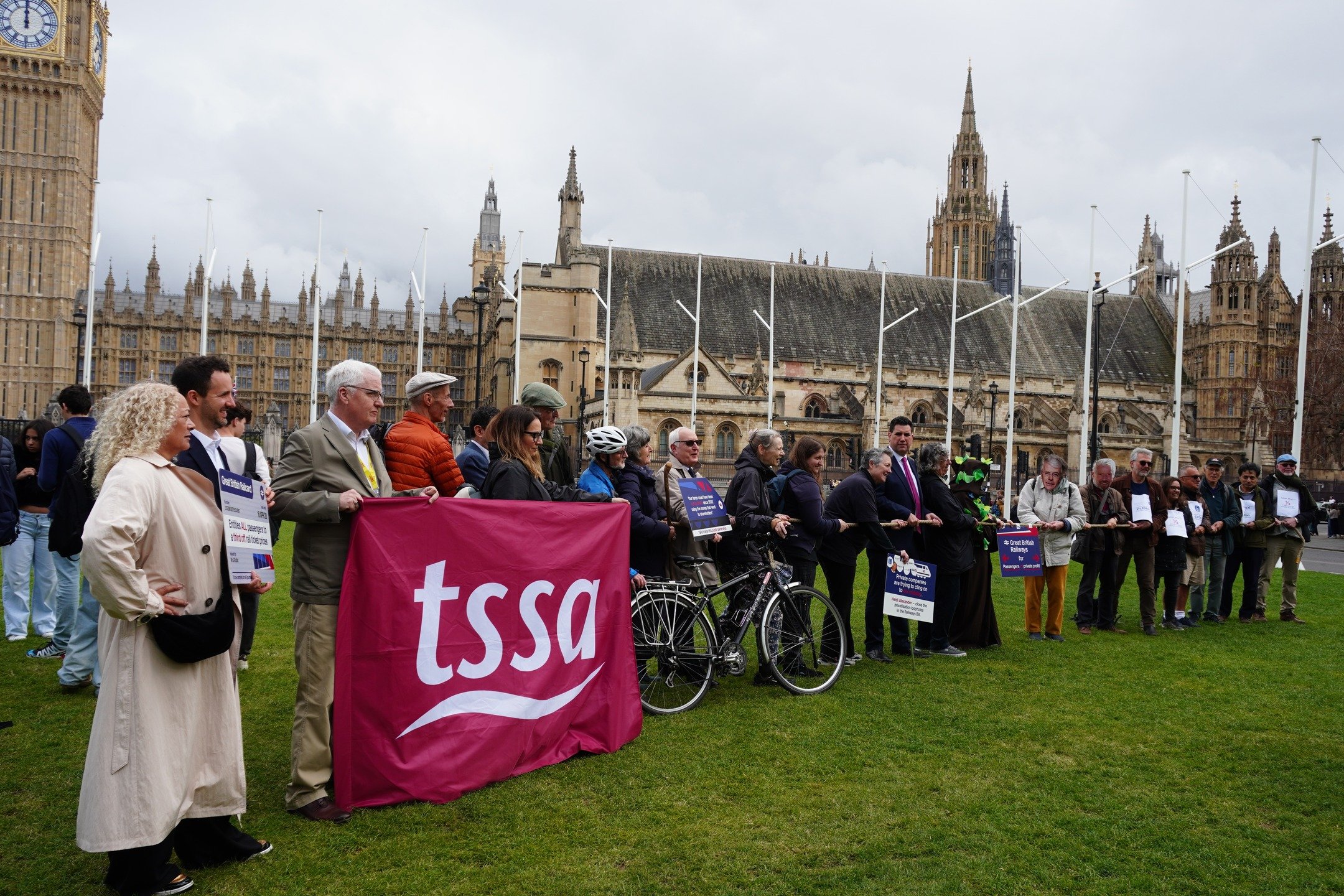 This week, I joined @weownit_campaign&rsquo;s tug of war for the future of our railways 💪

Nationalisation must mean real public ownership - putting passengers first and money back in people&rsquo;s pockets.

Great British Rail: for passengers or pr