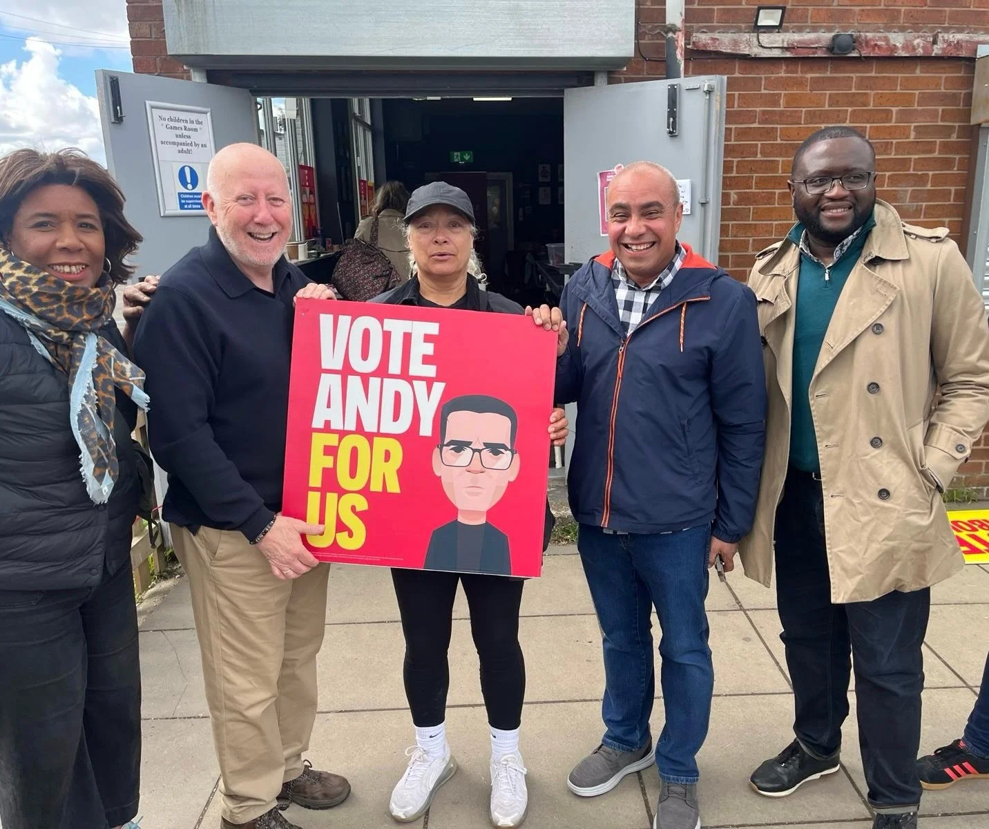 Busy start to the week in Makerfield today!

Delighted to be out on the doorstep, listening to residents across Makerfield and campaigning for Andy Burnham 🌹

#AndyForUs #VoteLabour