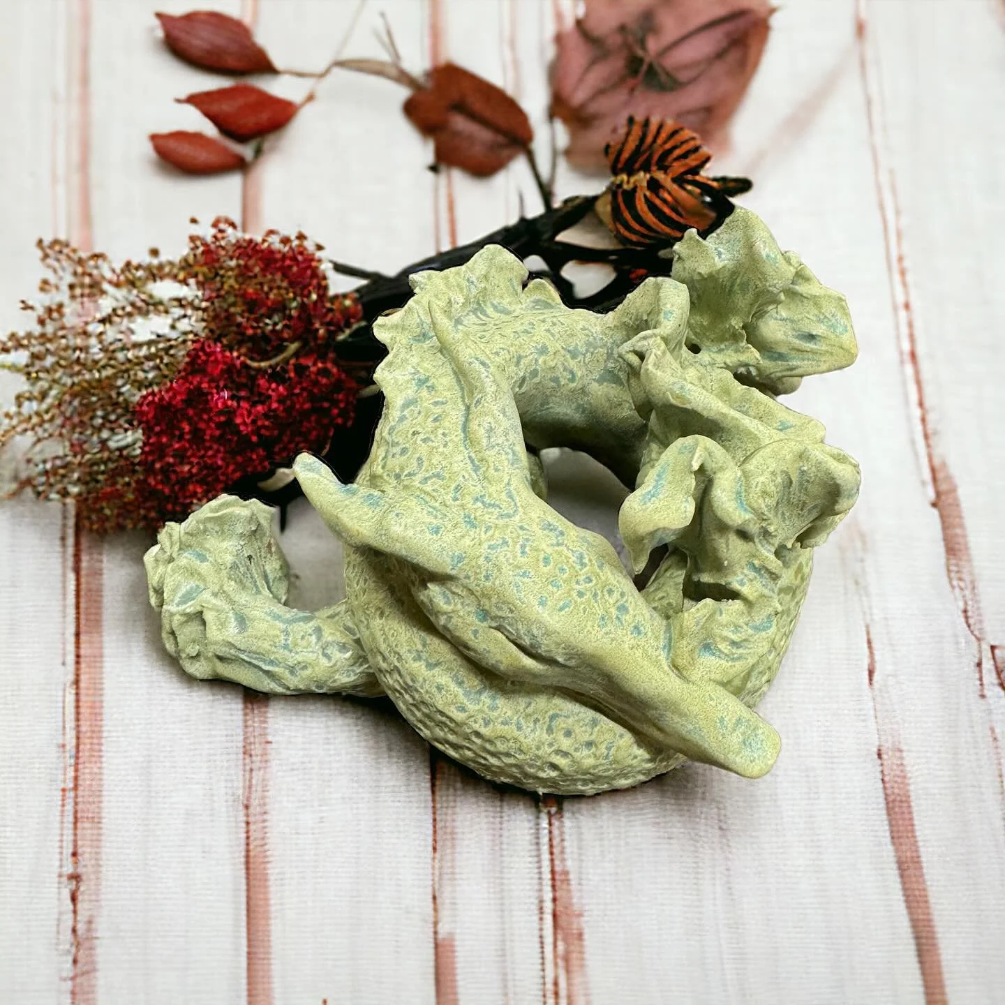 Een kleine sneak peek: &eacute;&eacute;n van mijn waterdraakjes in de maak voor de mess markt! 🐉 Deze bijzondere beelden dienen ook als functionele vaasjes. Ge&iuml;nspireerd door mijn eerdere fineliner tekeningen en nog steeds verbonden met mijn pr