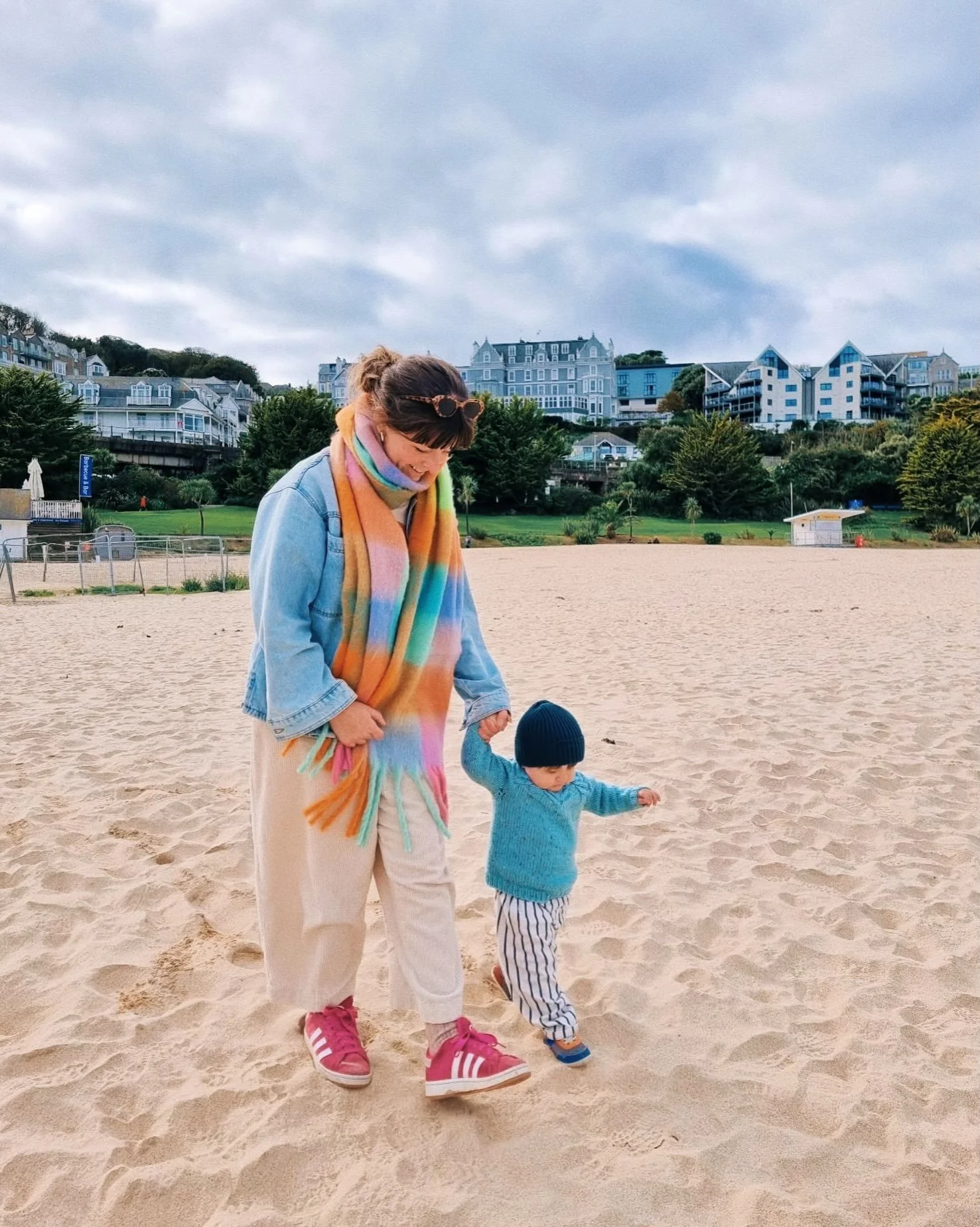 Had such a joyful Sunday in St Ives with my little family today ☺️✨ Autumn is the best time to visit in my opinion because it&rsquo;s sooo much calmer and quieter than summer but it&rsquo;s still warm enough for a wander on the beach without your fac