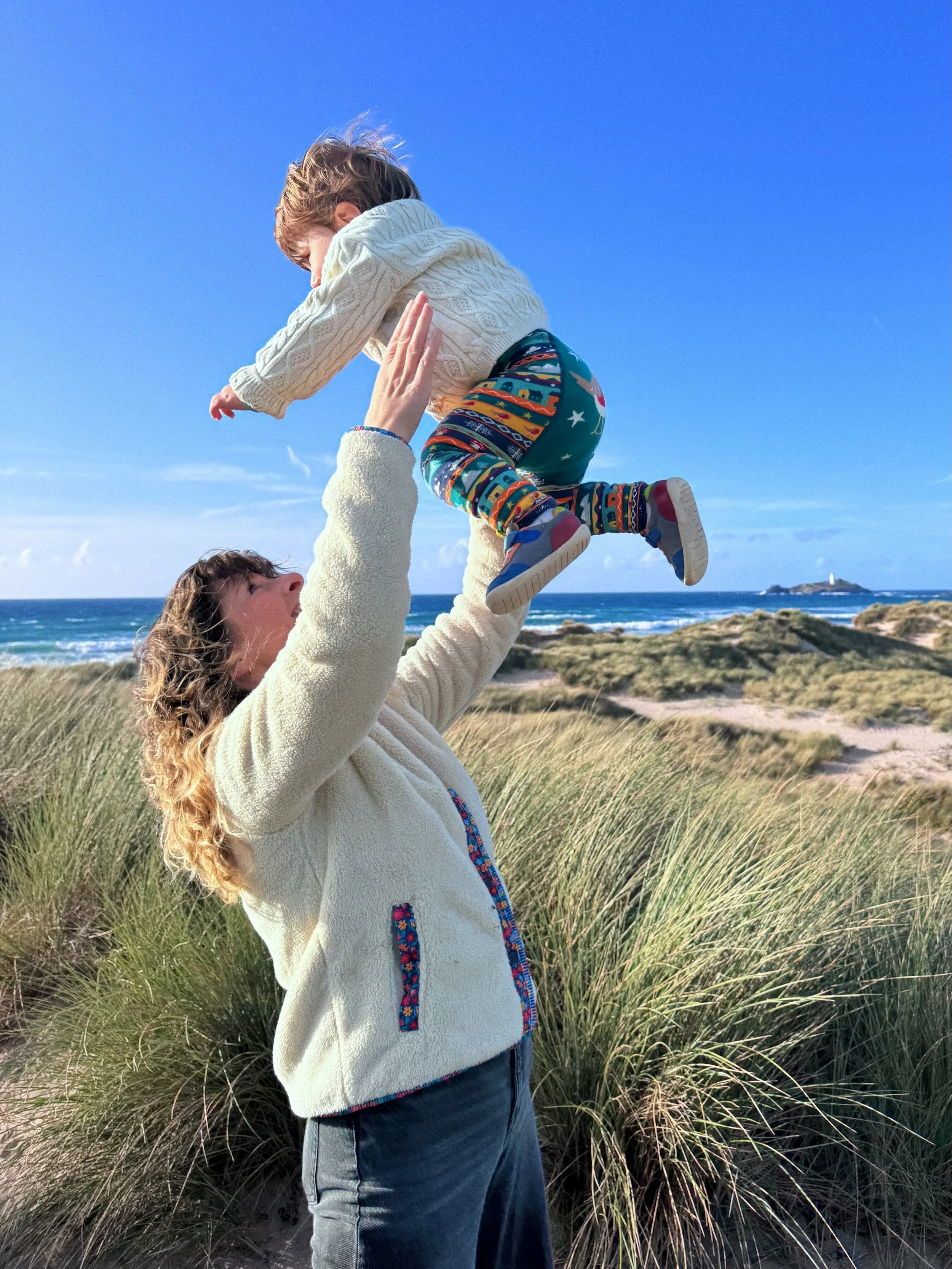 AD | Is there anything better than a crisp and sunny Sunday afternoon at the beach? Exploring, playing, getting covered in sand...Ziggy and I LOVE it as you can tell 😄 And for this particular adventure we got to try out some lovely bits from @welove