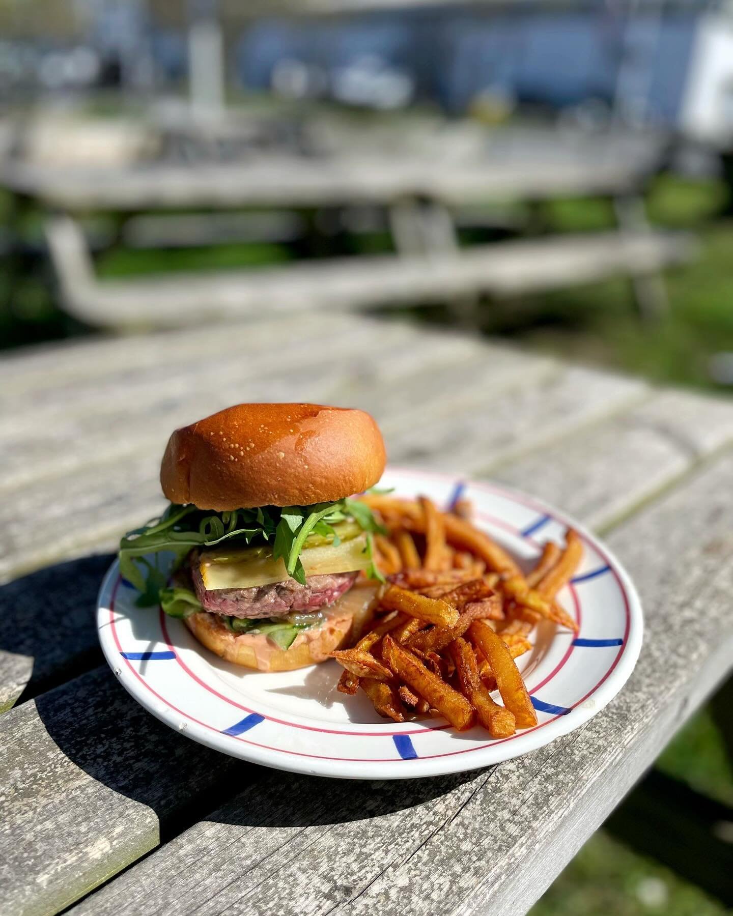 🤩 Nos burgers gourmands toutes les semaines 🤩

👉 Le b&oelig;uf
👉 Le v&eacute;g&eacute;

✅ Pr&eacute;par&eacute;s gr&acirc;ce aux ingr&eacute;dients des l&rsquo;&eacute;picerie 100% bio

🌞 &Agrave; d&eacute;guster en terrasse, au soleil, dans le 