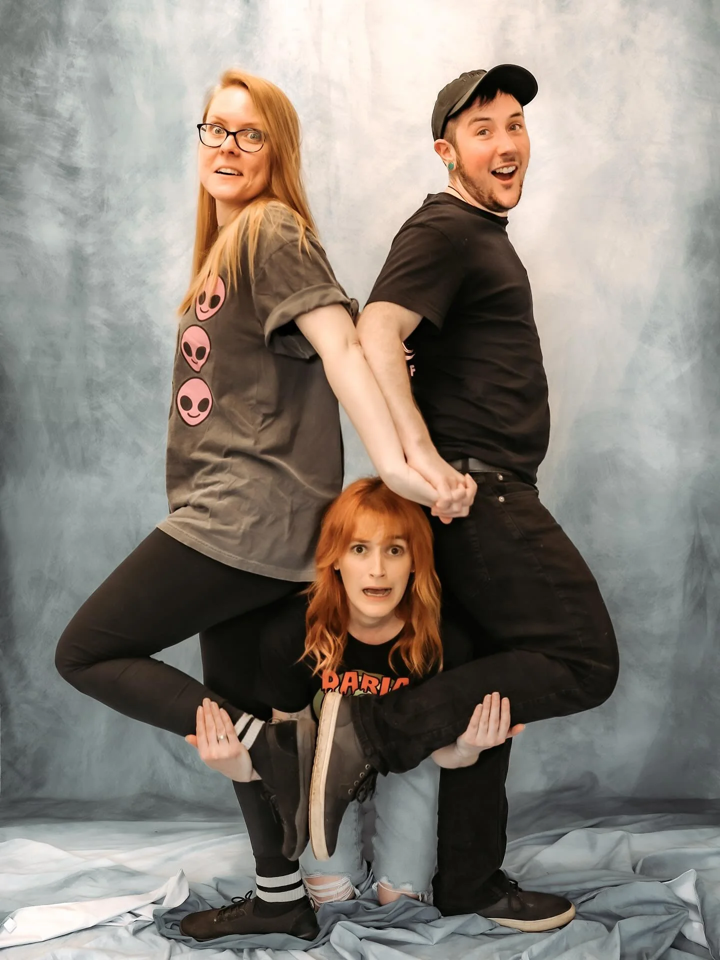 Massachusetts friends (specifically Beverly!), we wanted to grab your attention and figured this supremely excellent and extremely weird photo of Rian with Katie of @thevegan.market and Sabrina of @whitemuckphoto would help with that 😂 
Ok so now!