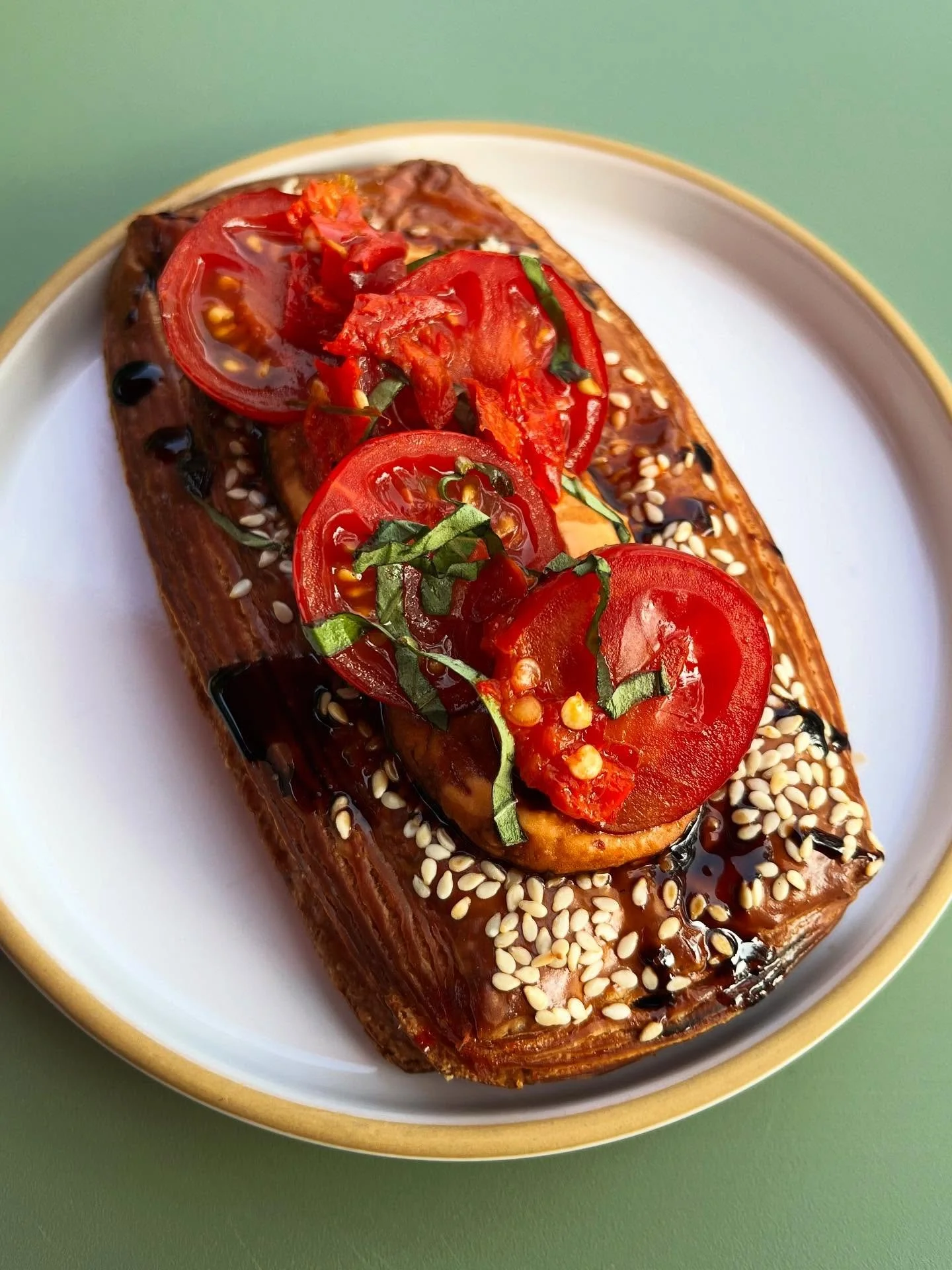 New savory danish! Well, it might be familiar to some of you who had a version of this last year. But the hummus @t.spagnola122 made is 🤯 
This spicy Danish features Calabrian chili-infused hummus topped with local tomatoes from @sunsproutfarm (Che