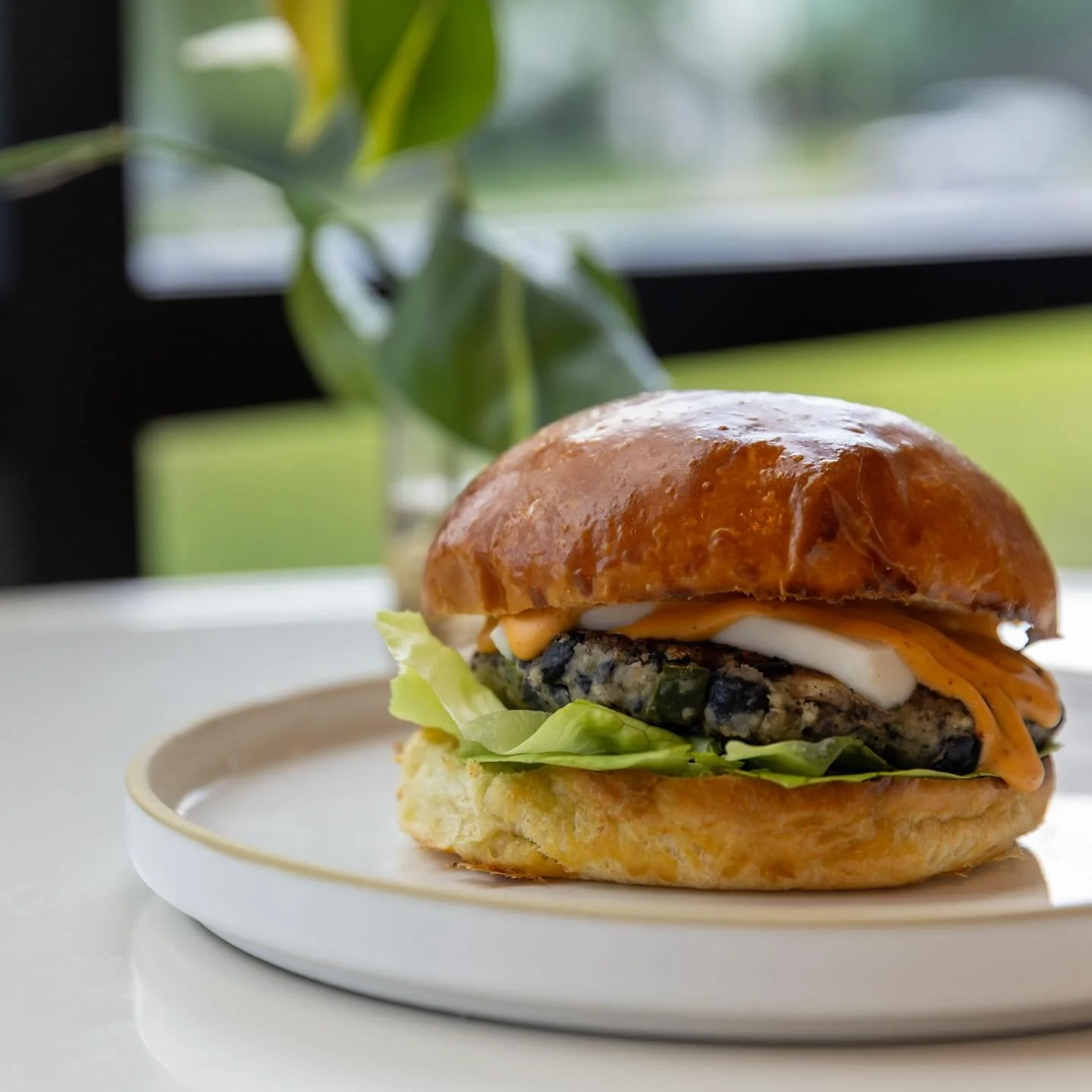 With the cooler weather hangin’ around this week, it’s the perfect time to try our new(ish) blackblack burger! Gab & team make the patties in house with black beans, cremini mushrooms, yellow onions, pumpkin seeds, poblano peppers; se