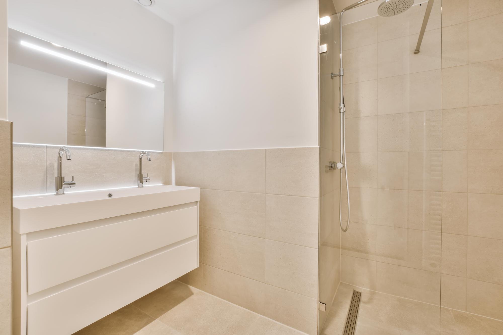 luxus-badezimmer-wasserhahn-design-in-moderner-wohnung.jpg