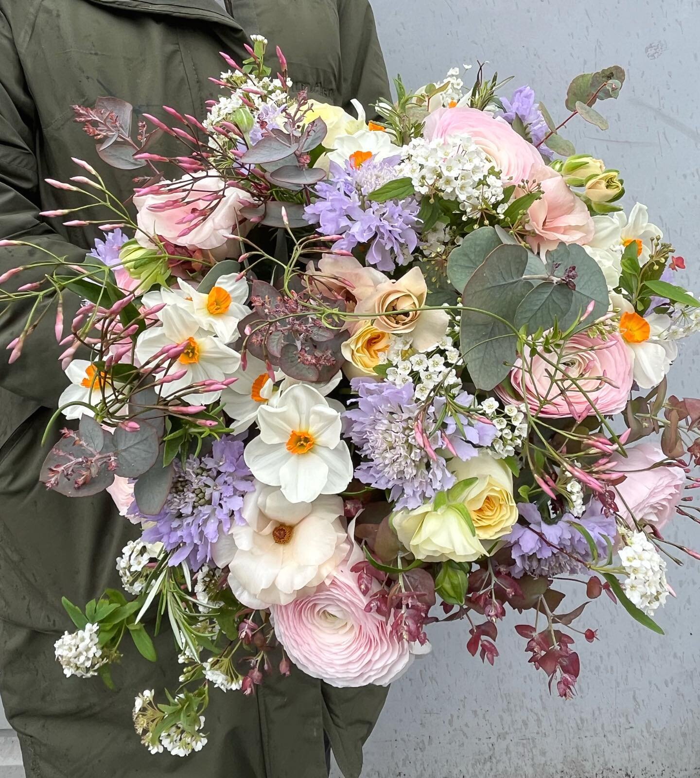 Happy Easter 🐣 back slinging bouquets with my sidekick @l.thorpeflowers