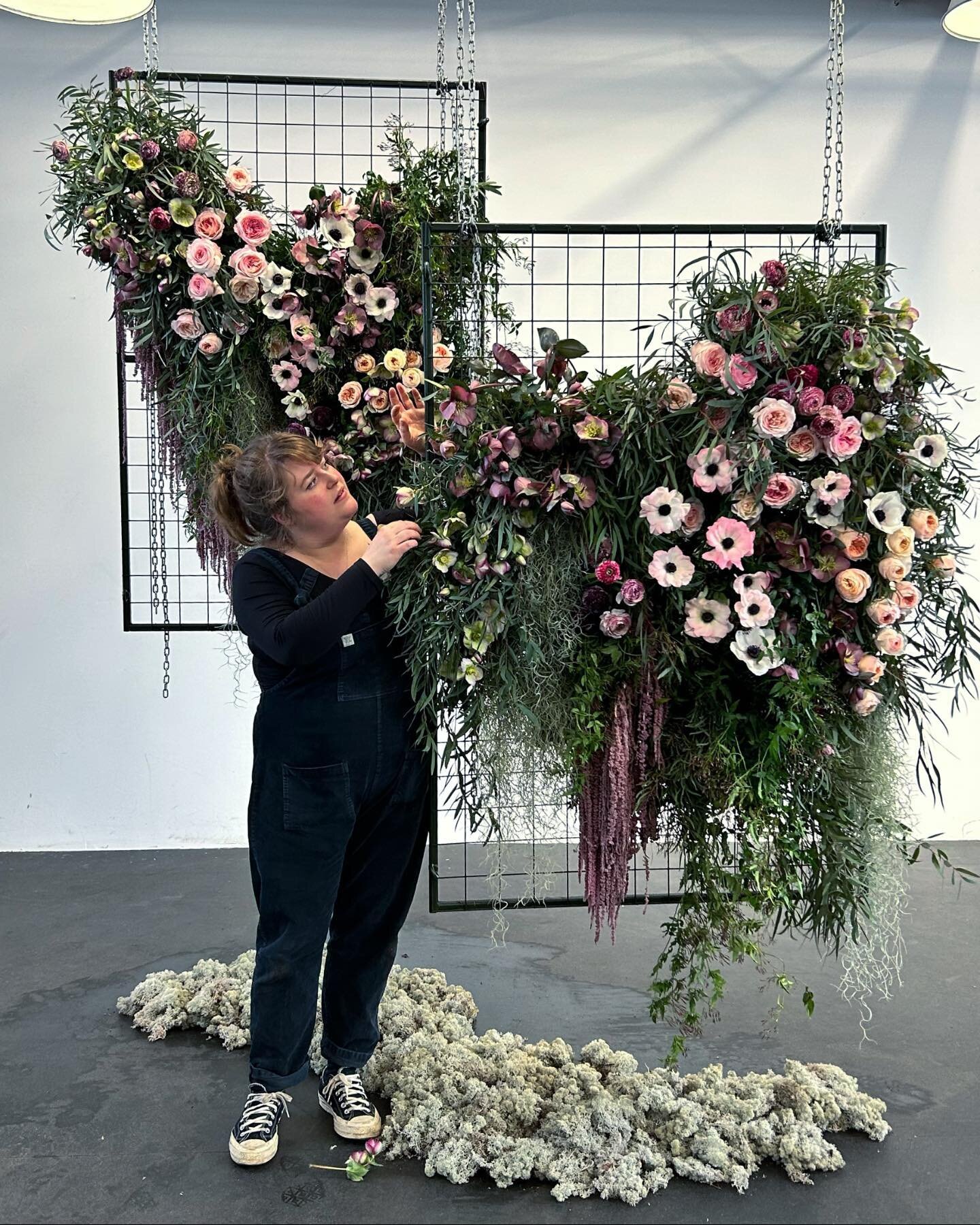 I very much enjoyed teaching this flower wall 💫 for my time guest tutoring @mcqueensflowerschool