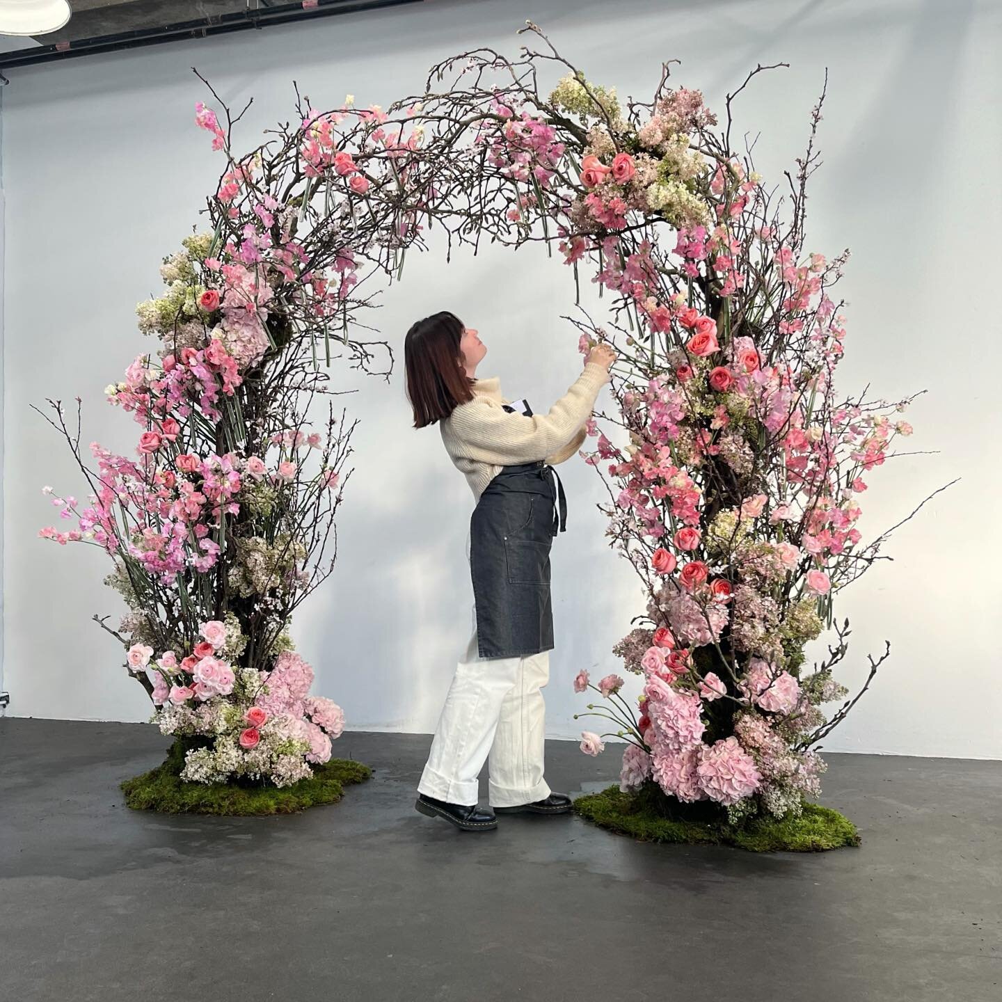 Lovely end to wedding week where I guest tutored @mcqueensflowerschool featuring the lovely Tal pictured 💕
Foam free arch constructed with Magnolia branches, blossom, cemetery cups and glass test tubes. I love the way the sweet peas dance in the li