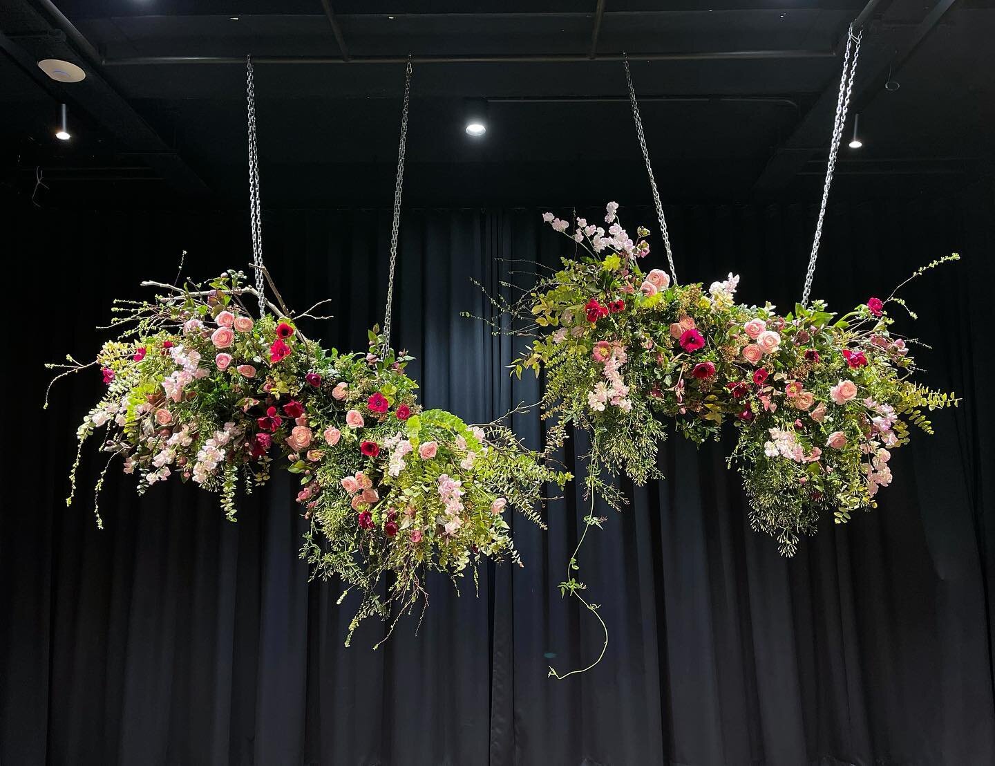 Double suspended design taught created @mcqueensflowerschool 🌷🐣
#mcqueensflowerschool #mcqueensflowers #spring
#floralstylist #londonstylist
#flowermagazine #flowermagic
#floraldesign #floraldesigner #floralbackdrop #floralwall #flowerbackdrop #s