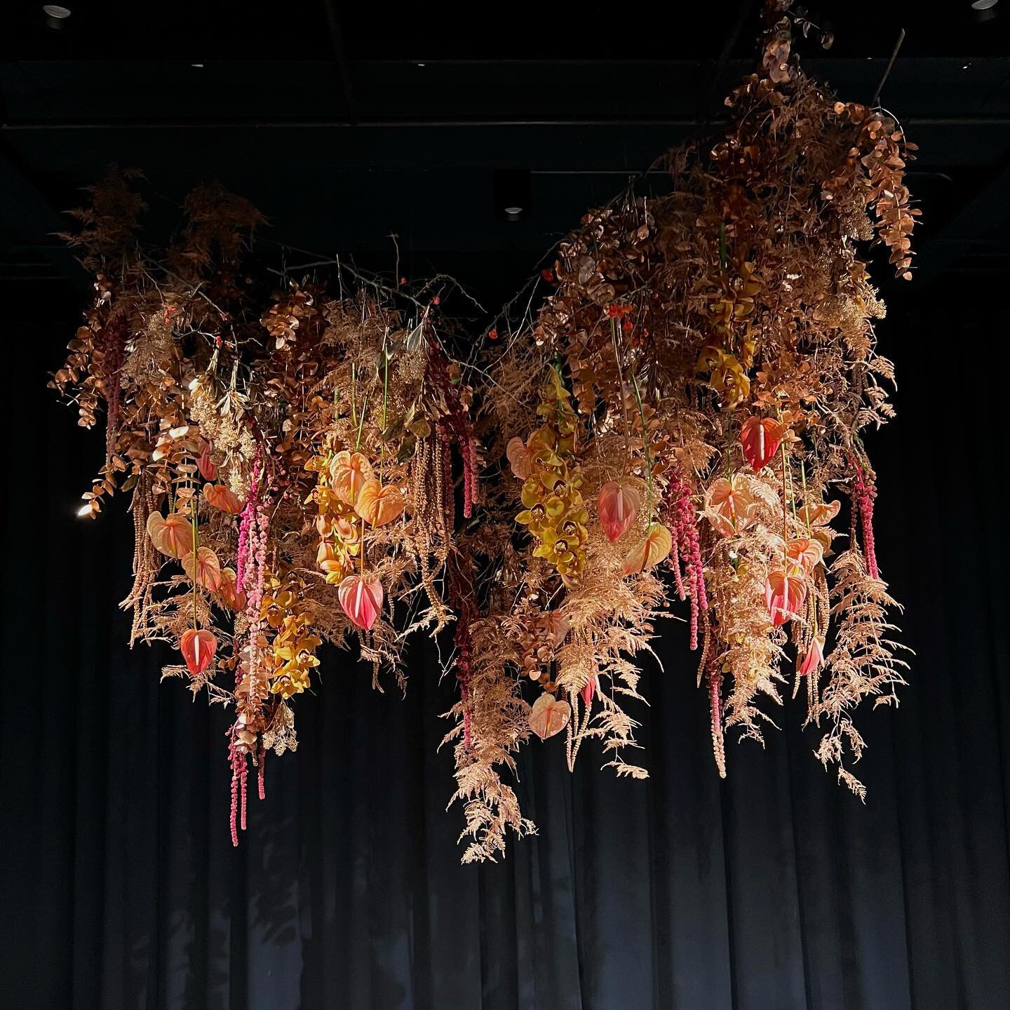 Christmas floral chandelier taught to the amazing @mcqueensflowerschool students ✨✨✨✨
#florist #floristsofinstagram #londonflorist
#london #eventflorist #flowerschool
#floristryschool #londonflowerschool
#instaflower #installation #flowerinstallatio