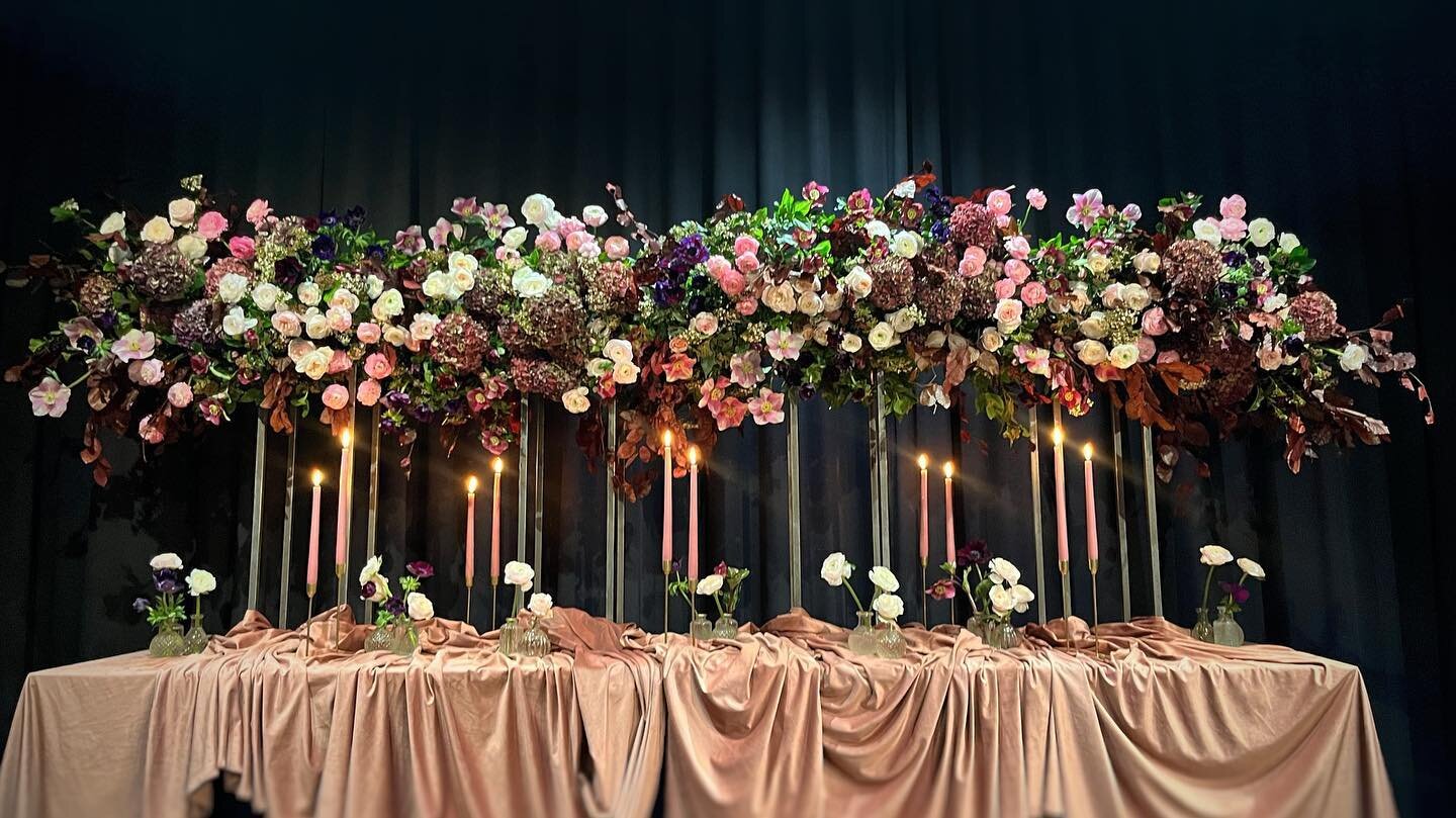 Lovely day teaching the @mcqueensflowerschool this dark and moody garden inspired design. Welcome back Hellebores! 🖤
#backtonature #floralinstallation
#mcqueensflowerschool #hellebores #sping #mcqueensflowers
#teachingideas #floralinspiration #imme