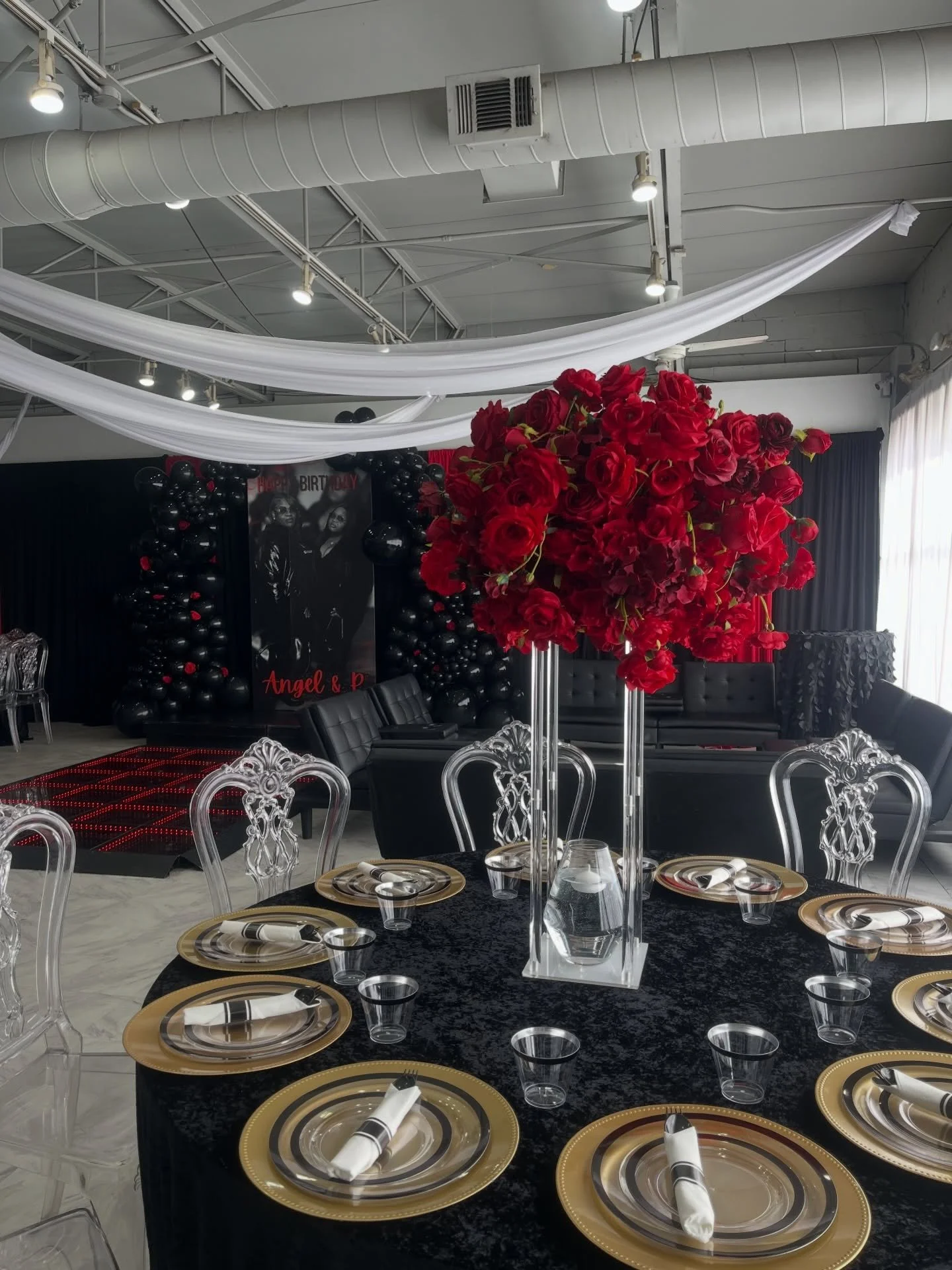Angel &amp; P&rsquo;s Birthday Celebration 🖤🌹

Thank you to our amazing clients for trusting us with to bring their vision to life &hearts;️✨ @only.pmoney @angel___eyes 

Ask us about: 📲🔗
&hearts;️ Venue rental
🖤 Balloon d&eacute;cor
🌹 Backdrop
