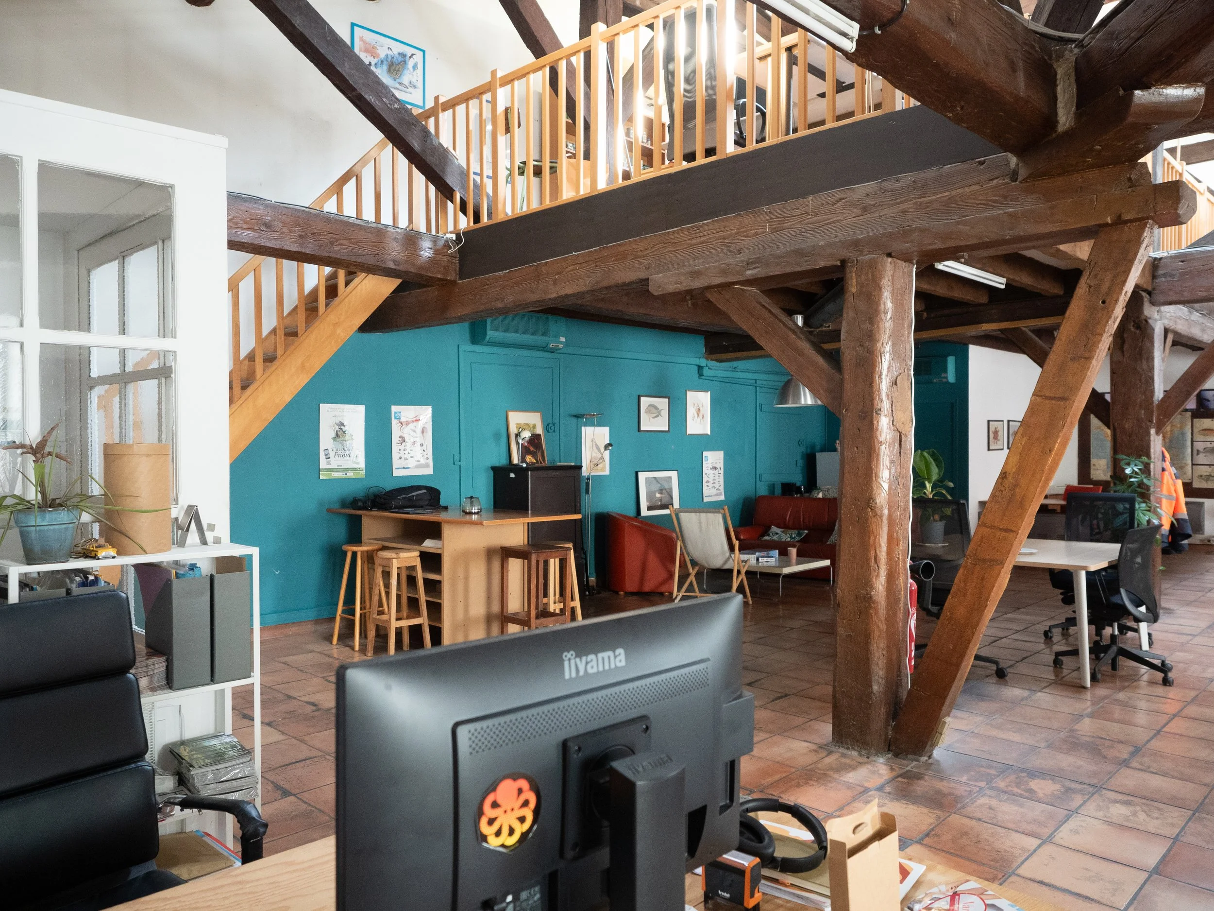Un espace de coworking lumineux