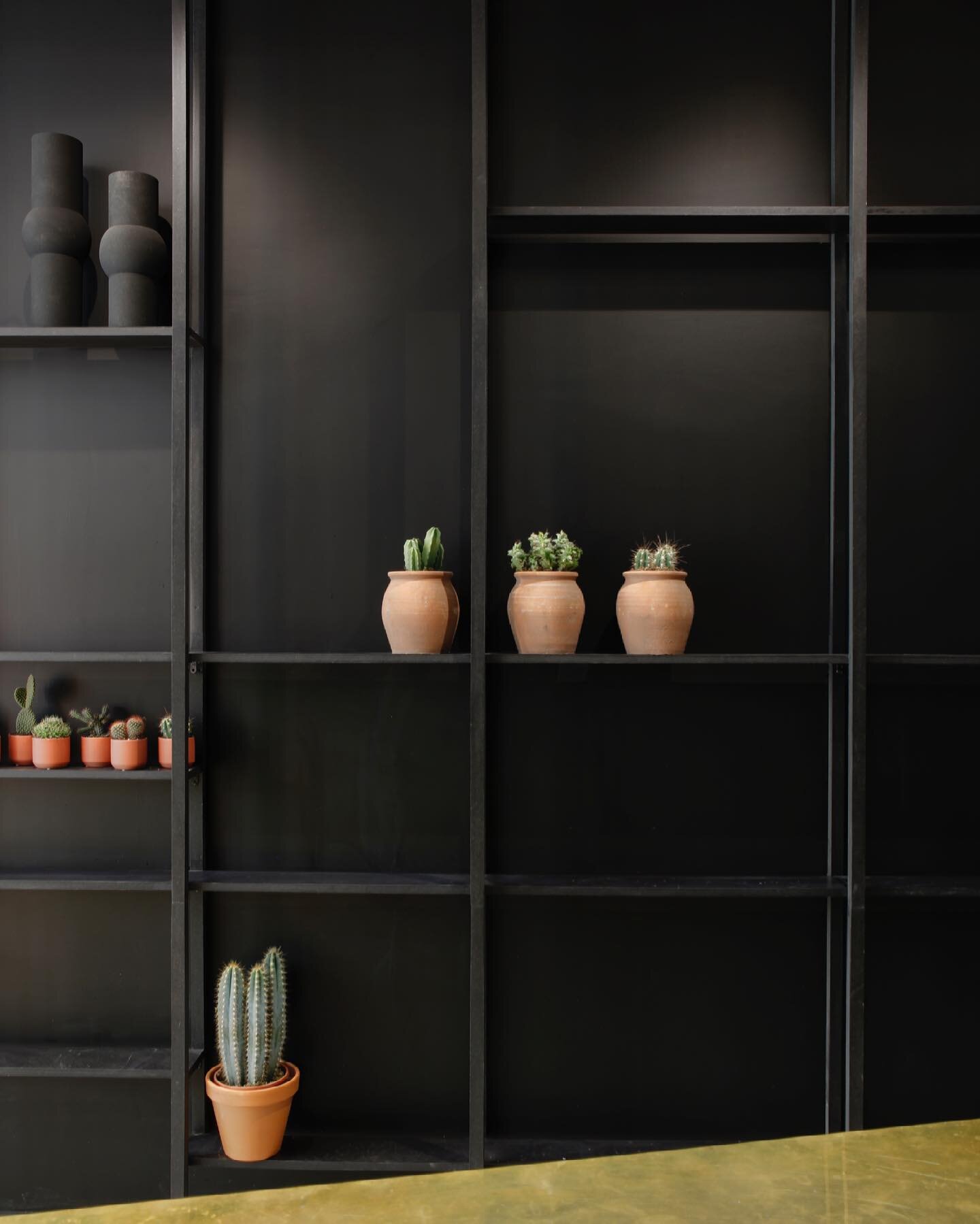 Black is always a good idea 😜 
MEMENTO FIORI
.
.
.
.
.
Photo credit : @alexandrameurant
.
.
.
.
.
.
.
.
.
.
#architect #architecture  #lecabinet2d #interior #interiors #interiordesign #shelves #bibliotheque #decor #decoration #furnituredesign #retai