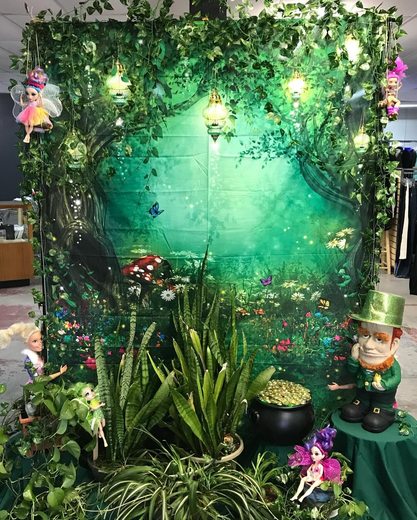 We are in love with this display in Tahlequah!! 😍👏
Come by, shop and take a selfie with this display! 
🧚 🧚&zwj;♀️ 🧚&zwj;♂️ 🍀💚