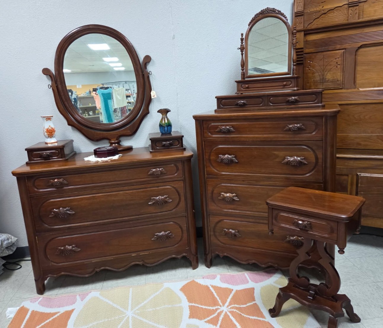 Look at this amazing Lillian Russell set! Solid black walnut 😍😍😍

Each piece usually sells for over $1,000 each 🤯 and it's marked down to $675 for the set at our Shawnee store right now