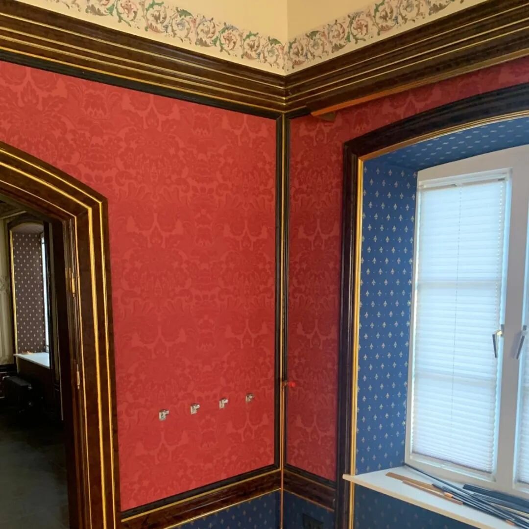 Another recent installation, this time in Germany. A bold combination of contrasting colours and patterns that manages to succeed!
#irishwallpaper 
#handblockedwallpaper 
#madeinleitrim 
#historicwallpaper