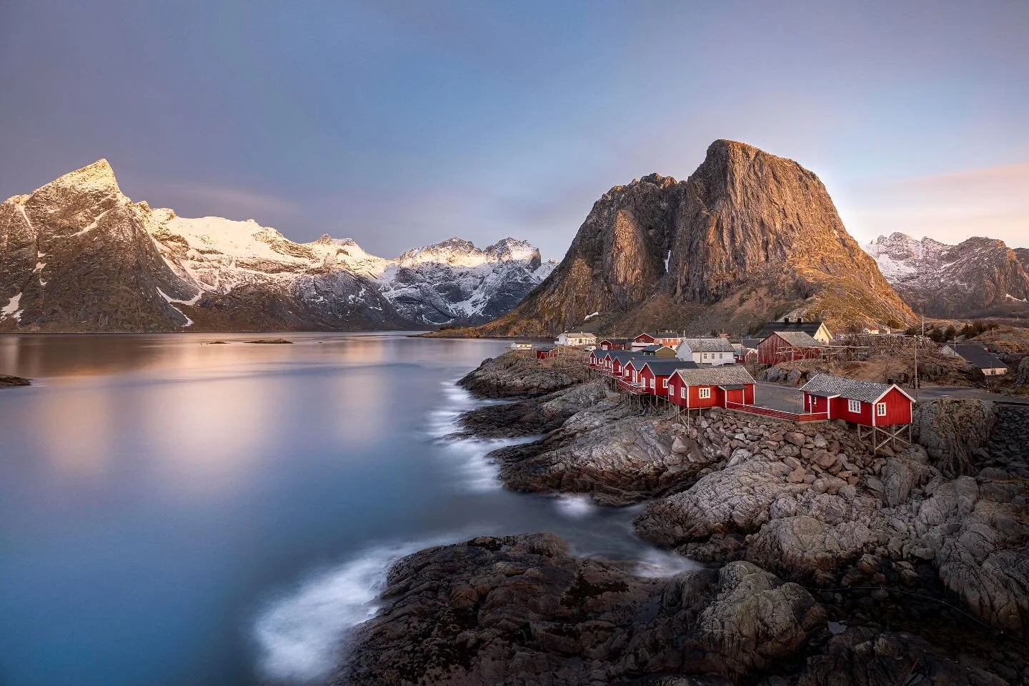 Hamn&oslash;y View. One of the most iconic locations in the Lofoten Islands of Norway. This spot is packed 24/7 with photographers, and it&rsquo;s easy to see why. It is a stunning location. 

Shot on a @canonnordic Canon R5, using @nisiglobal filter