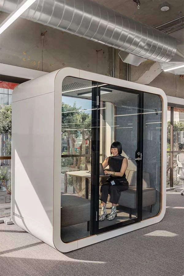dBLAB_person-working-in-framery-q-meeting-pod.jpg