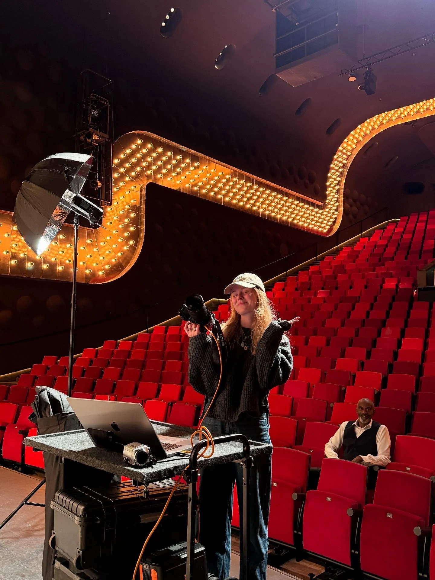 Bits and pieces of life lately: shooting in 'het oude Luxor', my work on Times Square (again🤯), office days and a little red carpet moment. Also spotted my photos at Rotterdam Central station and Concert at Sea. Fun stuff! 

And as always, more comi