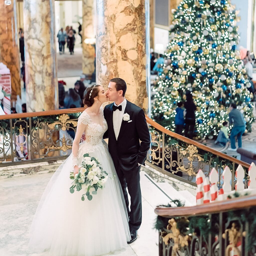 Who&rsquo;s inspired by the Holiday Season? I&rsquo;d have to say the lights, weather, and d&eacute;cor, just add to this magical fairytale wedding. 
&nbsp;
Planner: @sayidotdetails
Photography: @janawilliamsphotos_ 
Venue: The Fairmont Hotel
Florist