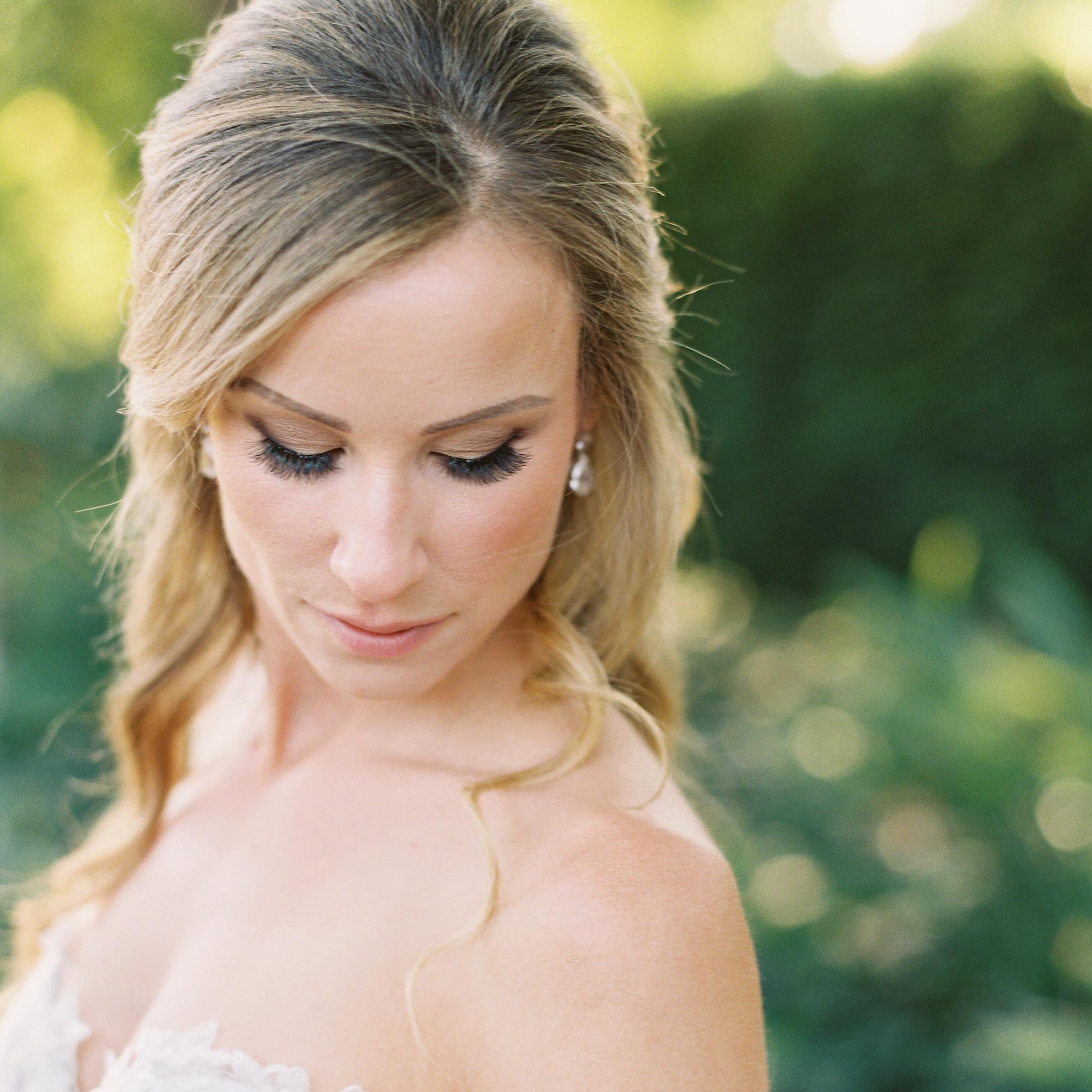 A Roadmap to perfect skin and makeup on your wedding day:
-Start with Skincare: Prioritize skincare in the weeks leading up to your wedding day to ensure a glowing complexion. Establish a consistent skincare routine that includes cleansing, exfoliati