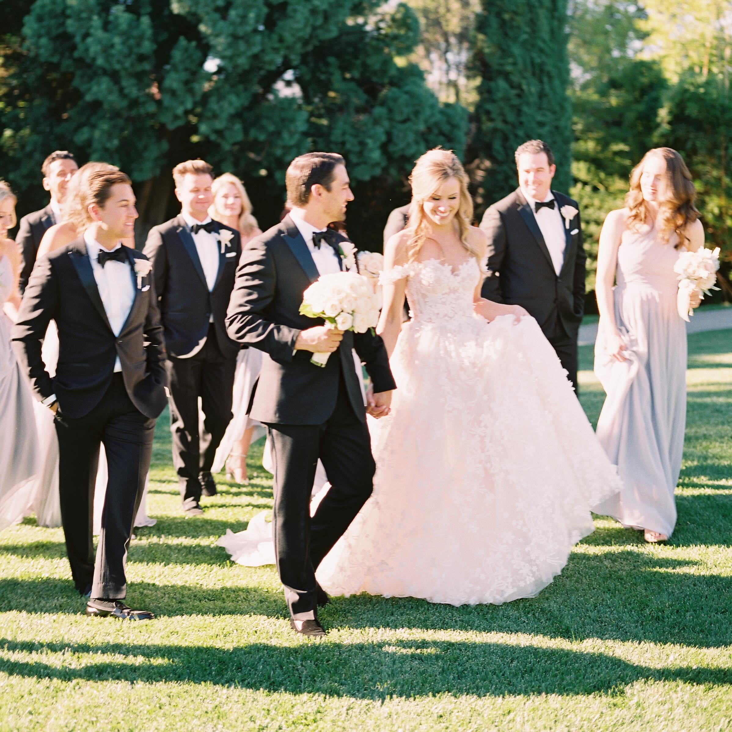 Imagine this! Is your Wedding Day, and you have All Your Besties by your side. The high school friend, the college friend, the co-worker. All there, cheering you own, as you walk down the aisle! 

Planner: @sayidotdetails
Photography: @amygoldingphot