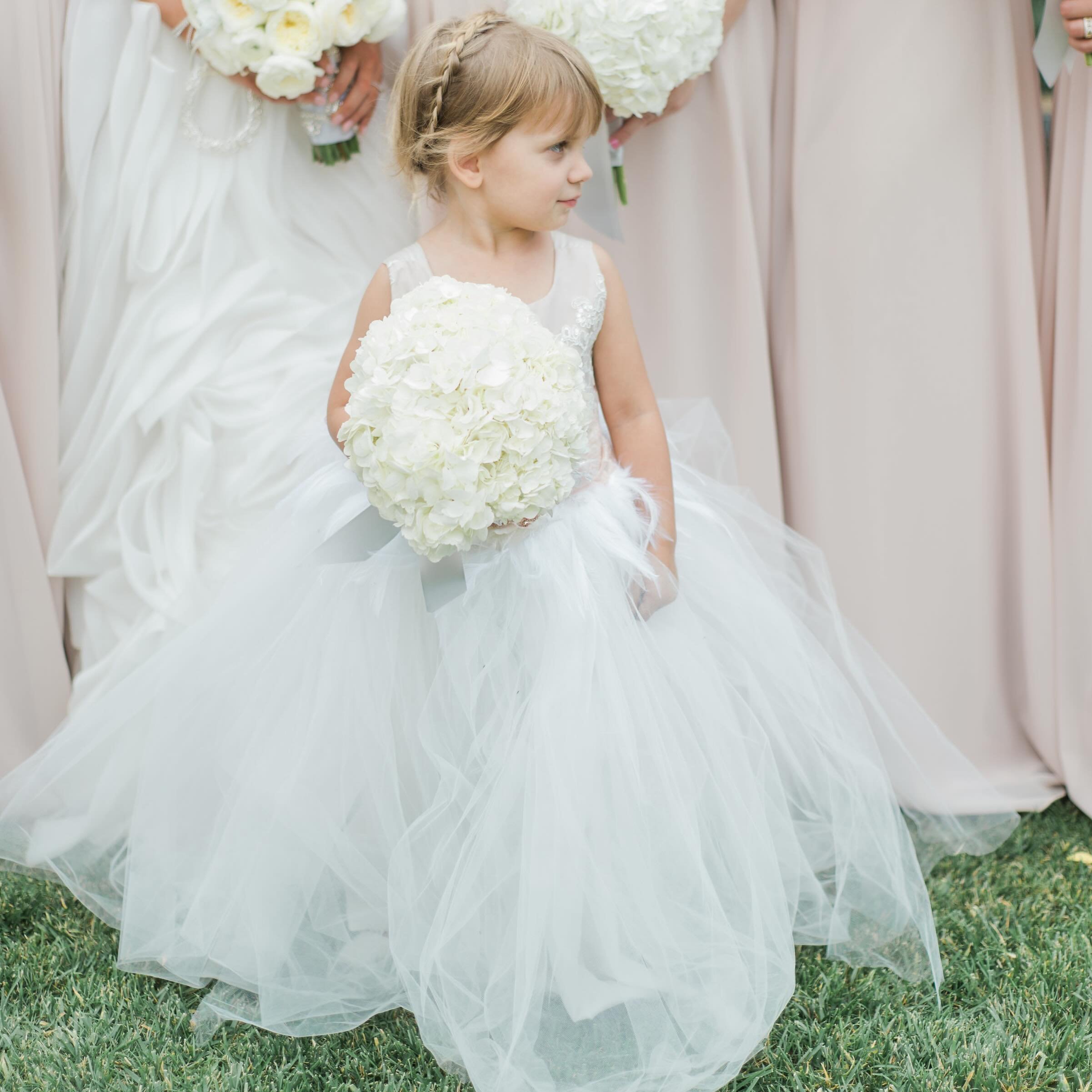 Meet our adorable flower girl, spreading petals of joy with every step! 🌸💕 Isn&rsquo;t she just the cutest addition to our special day? 

Planner: @sayidotdetails
Photography: @ anyakernes
Venue: @bernarduslodge
Florist: @valleyfloristdesign

#Flow