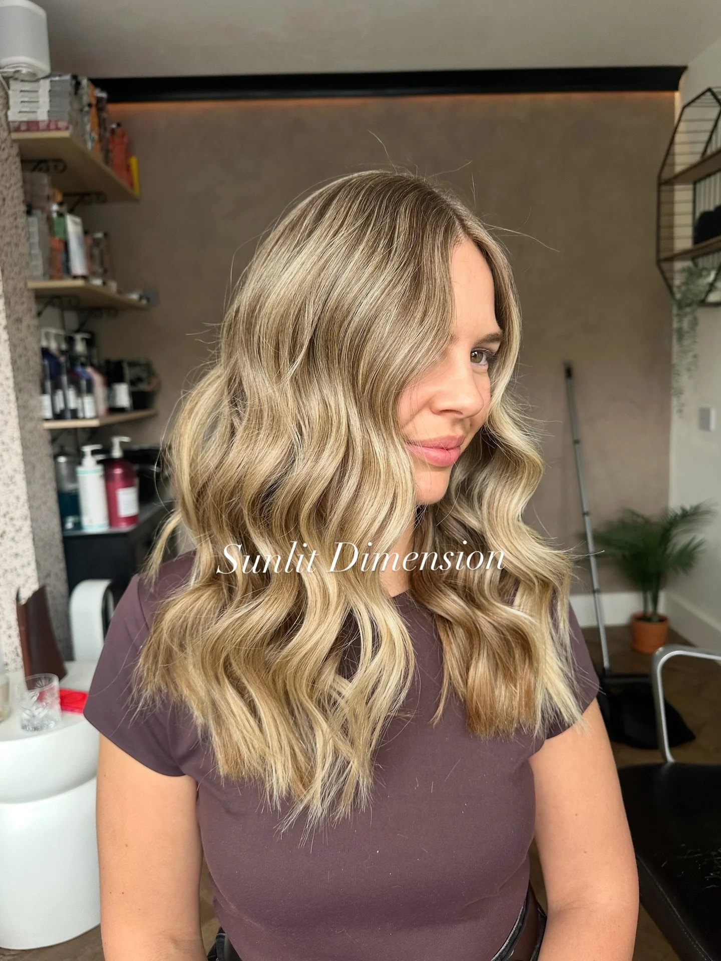 Painted by L&rsquo;Or&eacute;al Pro 
A soft blend of brightness + depth
Where glow meets gloss. 🌞🌺

#sunlit #lorealpro #blonde #blondes