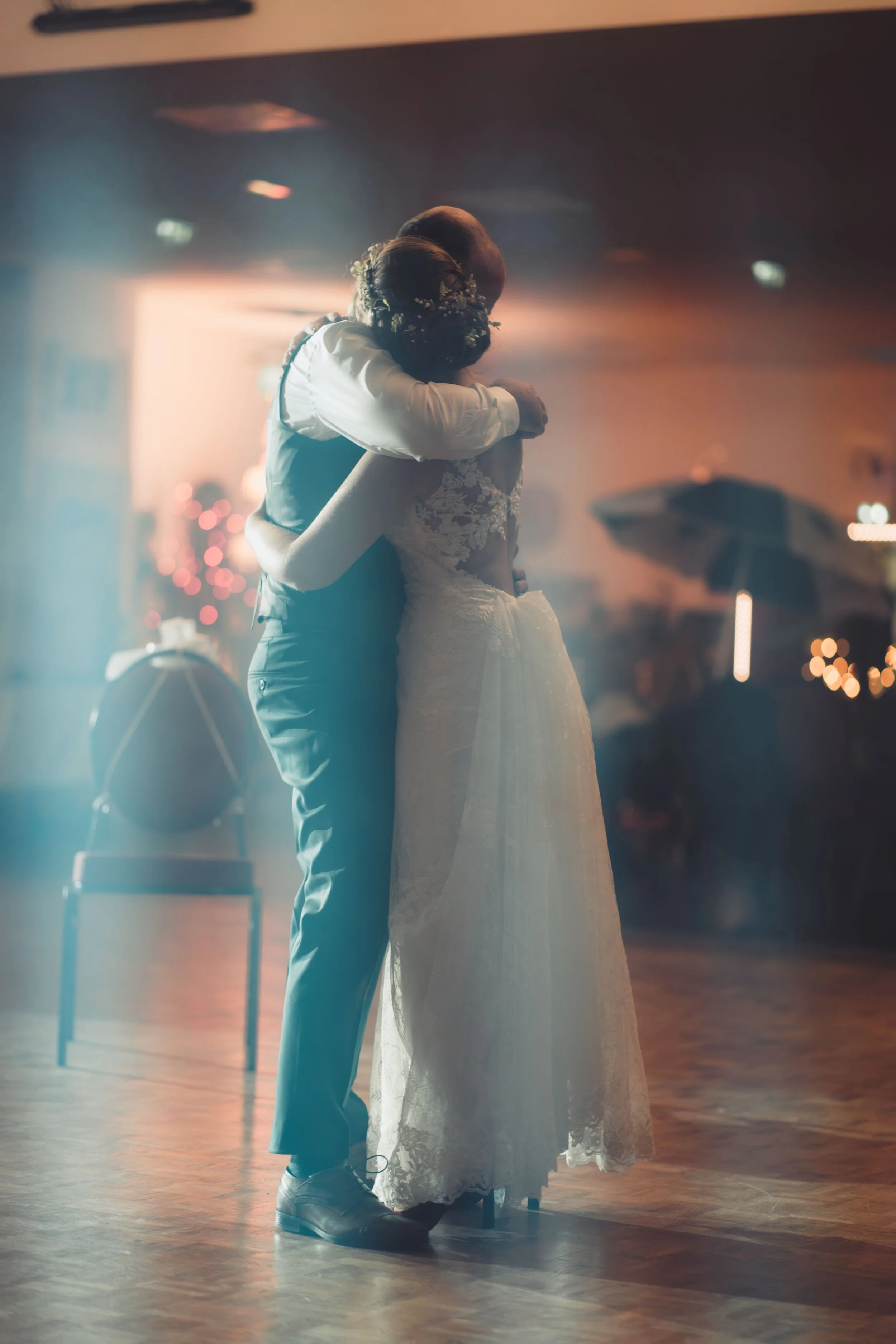 Mariés s'enlaçant pendant une danse de mariage