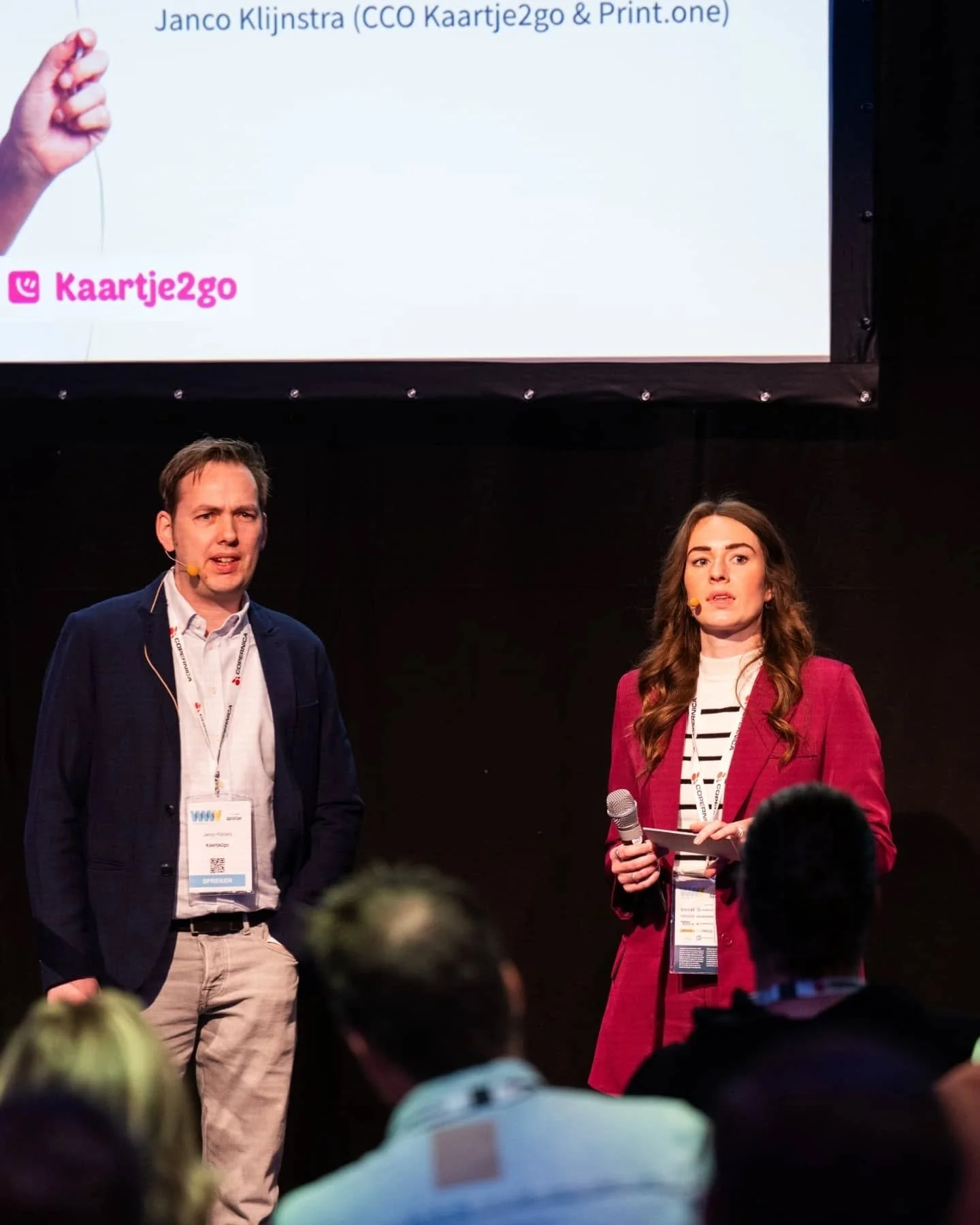 Vlammen op de @webwinkel_vakdagen! Introductie van acht keynotes, zaal opwarmen en Q&A. We kijken er een beetje moeilijk bij, maar het was leuk. 😂
Zaal 9 was aan met @myjoolz, @by_dexport, @dekoffiejongens, @werkenbijwiltec, @_cloudsuite, @vant