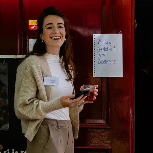 De agenda voor 2025 loopt snel vol. 🫶🏻 Deze foto is uit het archief, maar vandaag ben ik gewoon bereikbaar. Wil je mij boeken als dagvoorzitter, presentator of moderator?
👉 Mail naar info@dagvoorzitteresmee.nl en ik neem snel contact met je op.